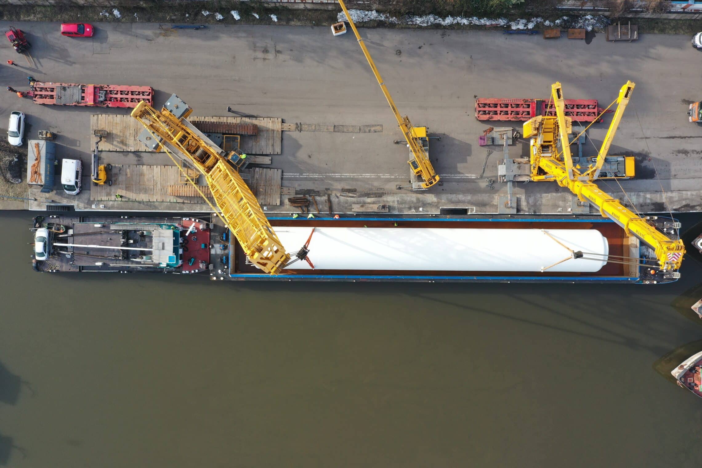 deugro_Loading_operation_at_the_Port_of_Rozbelesy_Decin_Czech_Republic_01-1-scaled