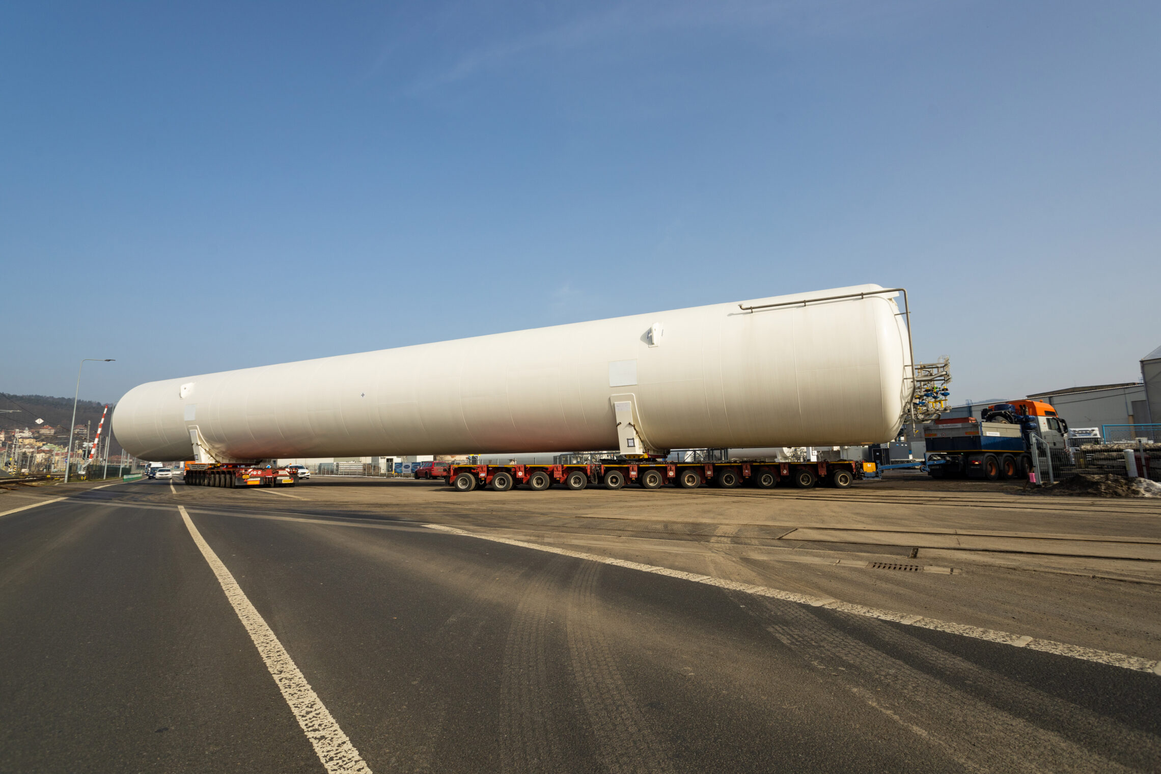 deugro_Pre-carriage_of_the_48.93_meter_long_LNG_storage_tanks_from_the_factory_to_the_Port_of_Rozbelesy_Czech_Republic-1-scaled