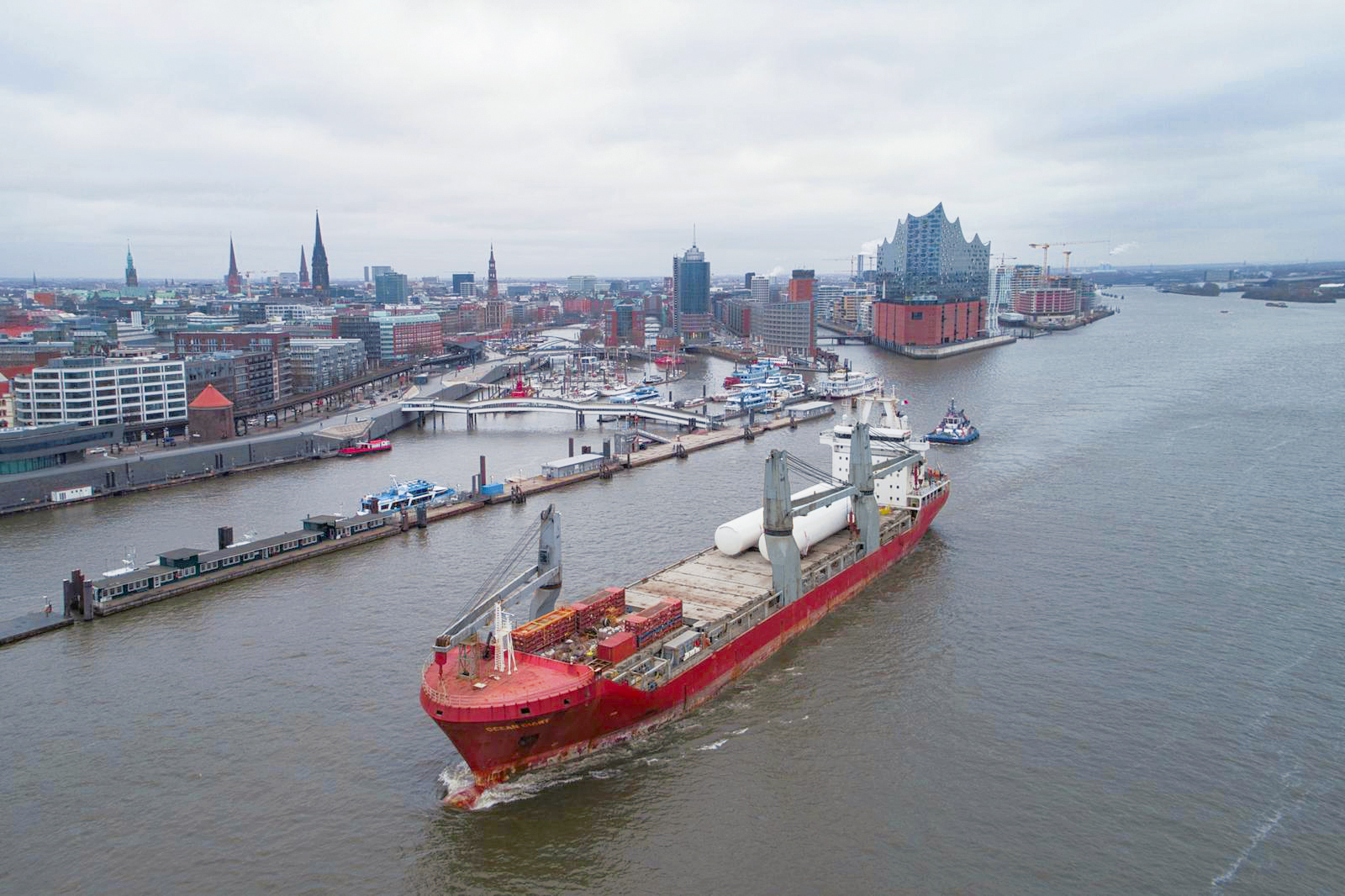deugro_Vessel_departure_from_the_Port_of_Hamburg_Germany-1
