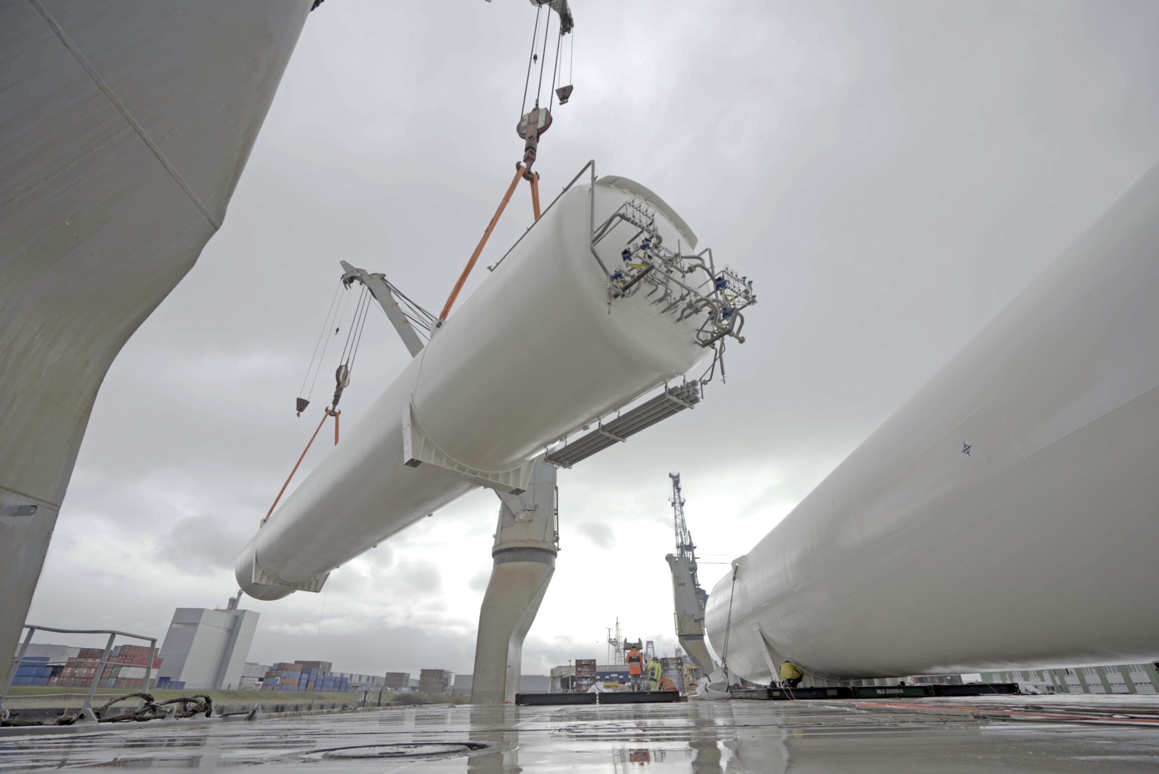 deugro_Vessel_loading_operation_at_the_Port_of_Hamburg_Germany_01-1-scaled