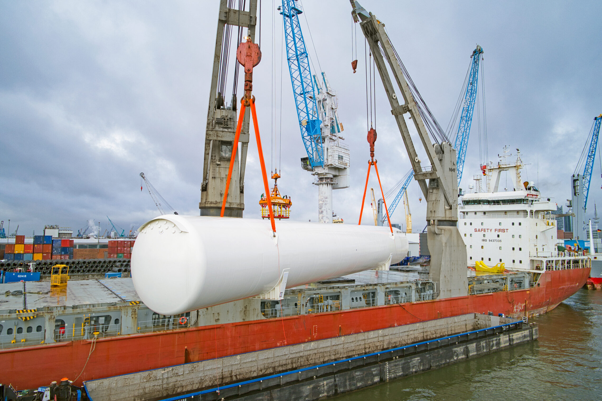 deugro_Vessel_loading_operation_at_the_Port_of_Hamburg_Germany_02-1-scaled
