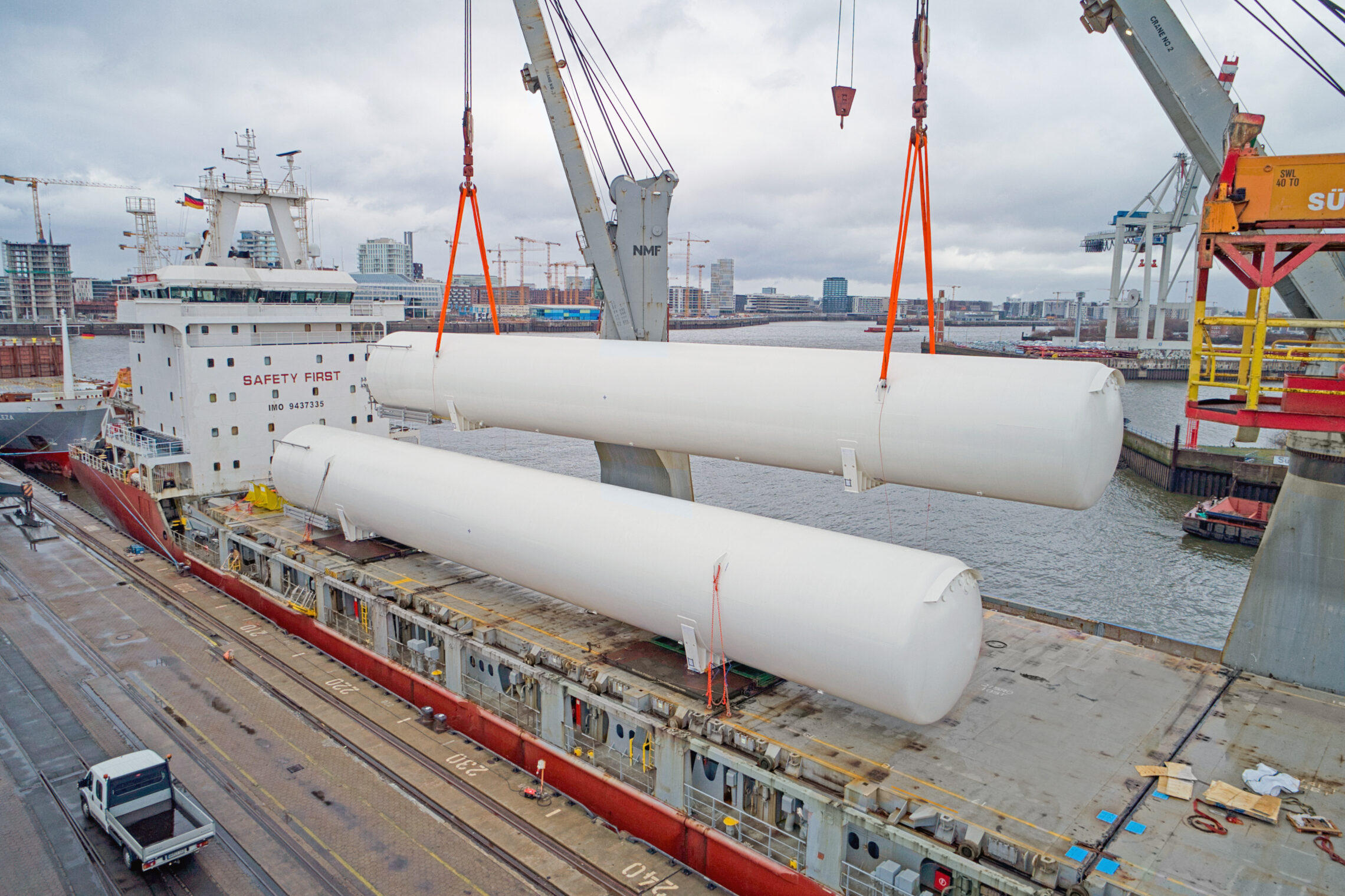 deugro_Vessel_loading_operation_at_the_Port_of_Hamburg_Germany_03-1-scaled