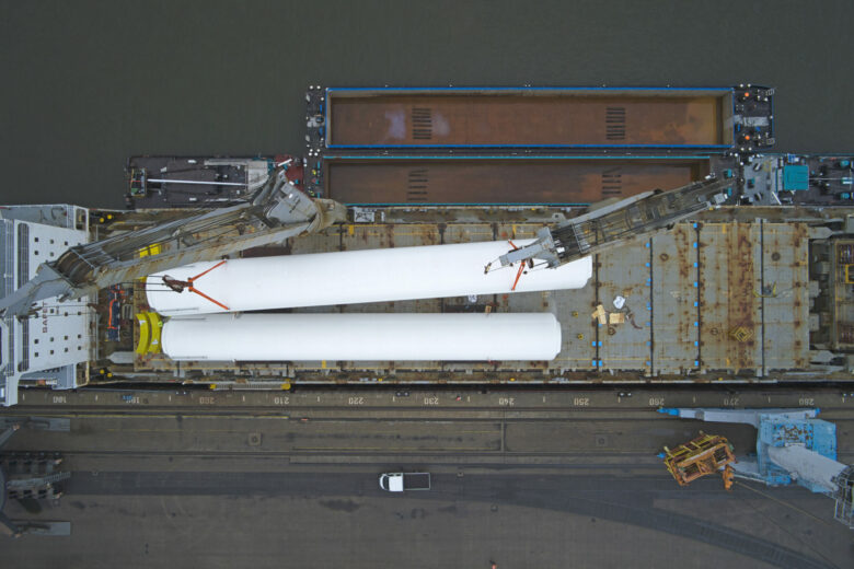 deugro_Vessel_loading_operation_at_the_Port_of_Hamburg_Germany_04-1-scaled