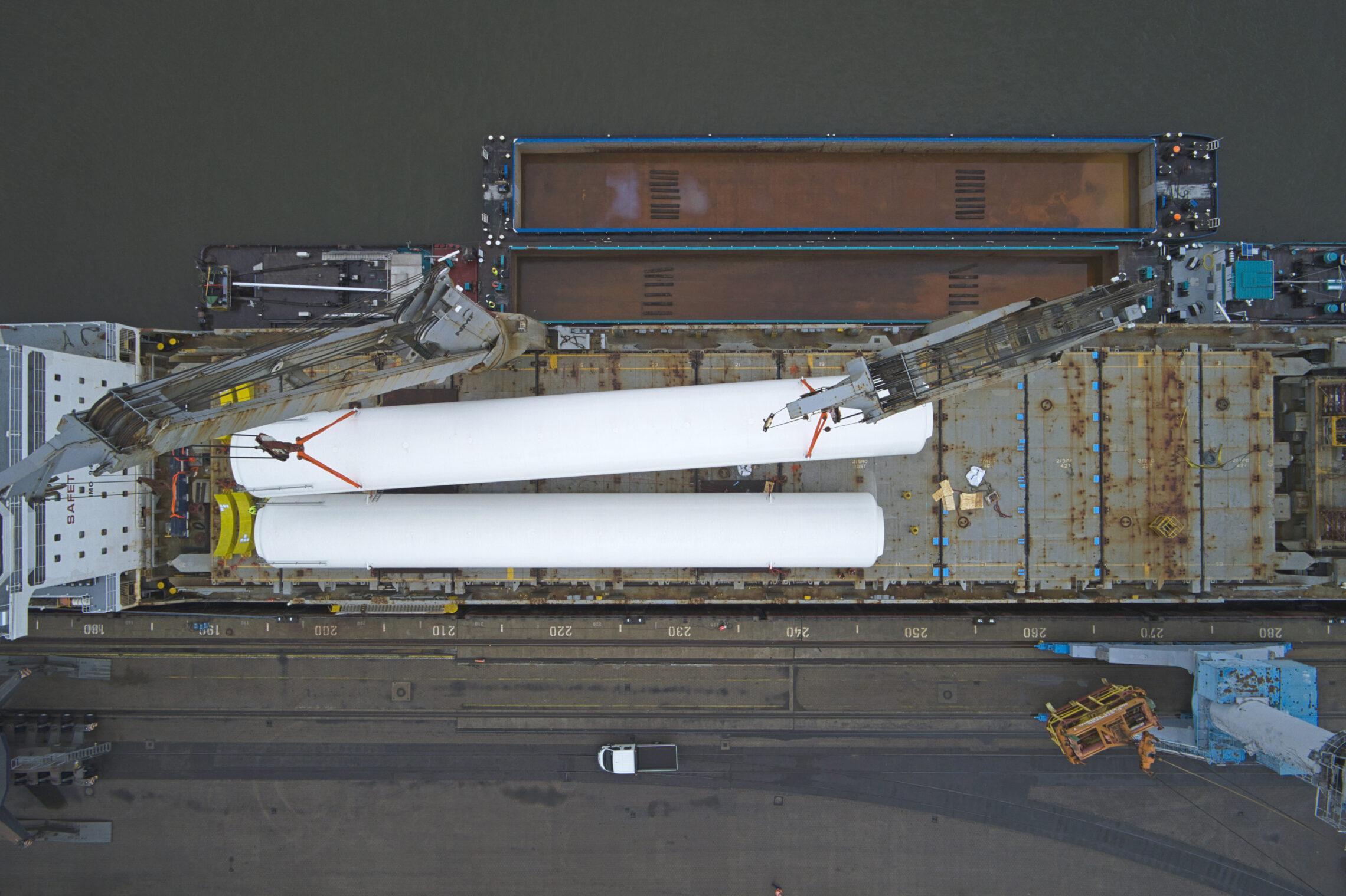 deugro_Vessel_loading_operation_at_the_Port_of_Hamburg_Germany_04-1-scaled