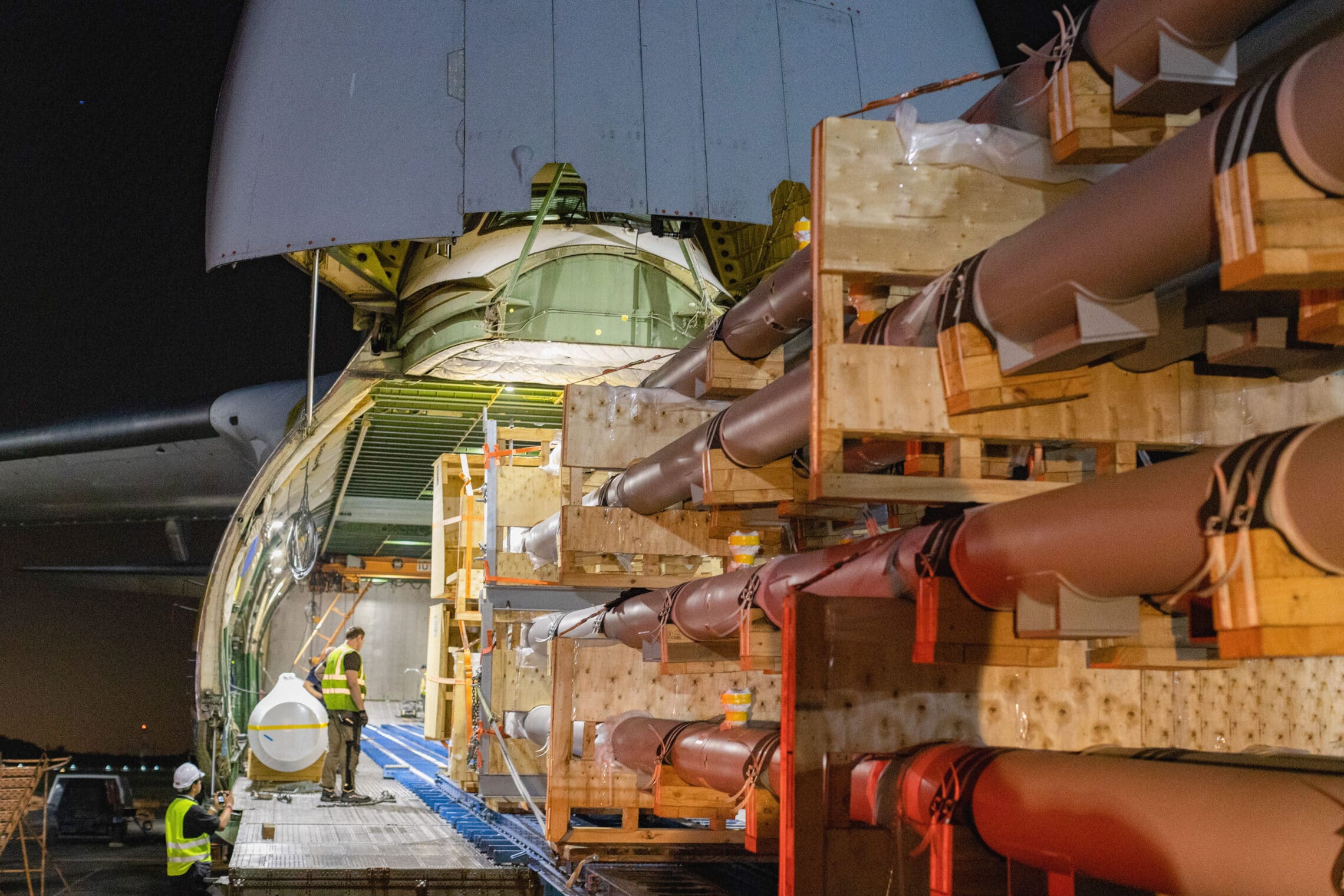 To utilize the full capacity of the aircraft, deugro arranged for the packing to be in stackable metal frame bundles