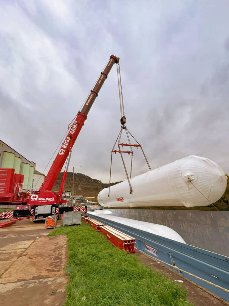 Direct discharge of the tanks from the barges onto trailers by mobile crane at the Lengfurt private jetty Direct discharge of the tanks from the barges onto trailers by mobile crane at the Lengfurt private jetty