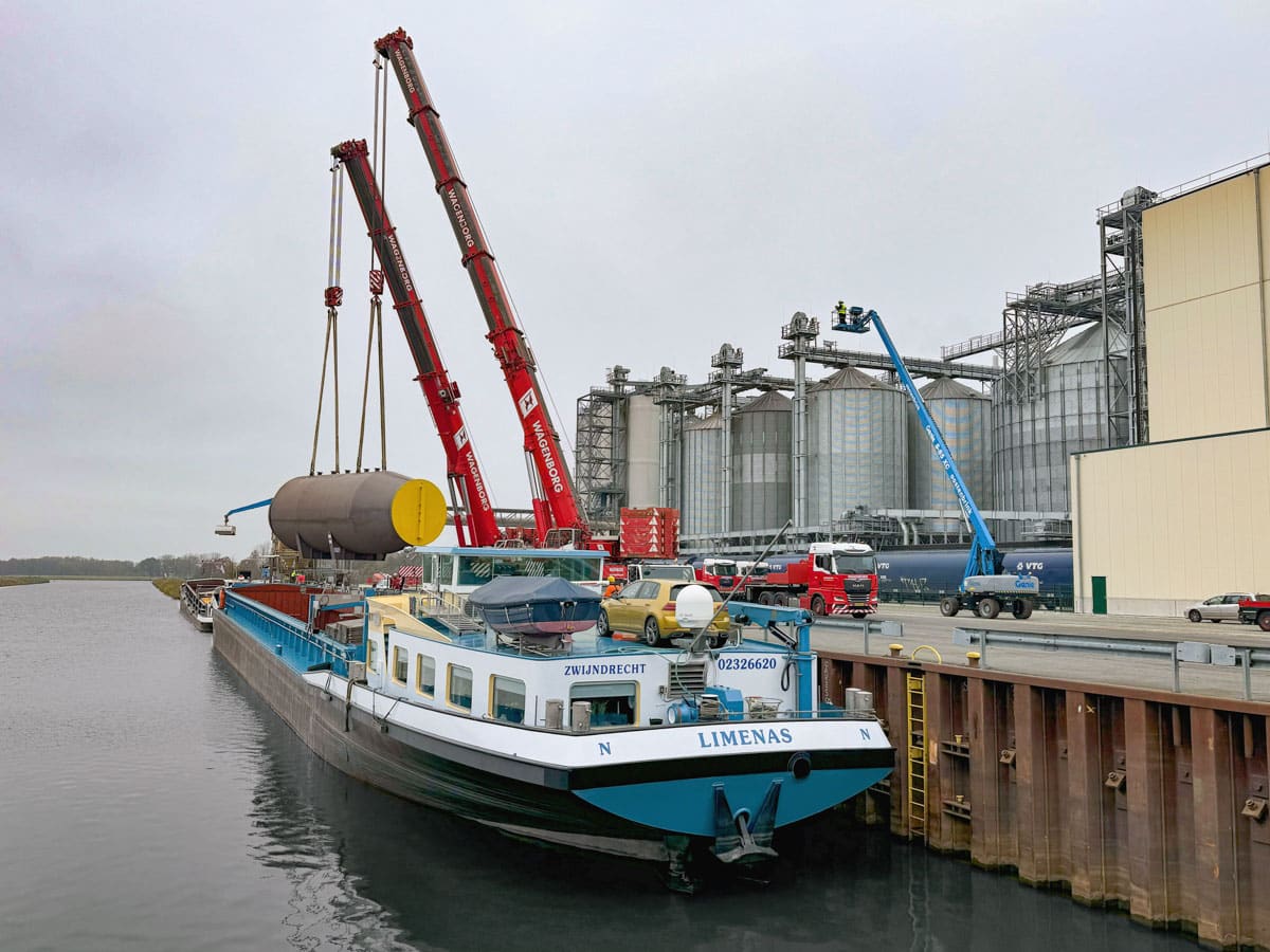 Loading of the 180 MT heat exchanger onto a barge in Haren/Ems, Germany Loading of the 180 MT heat exchanger onto a barge in Haren/Ems, Germany