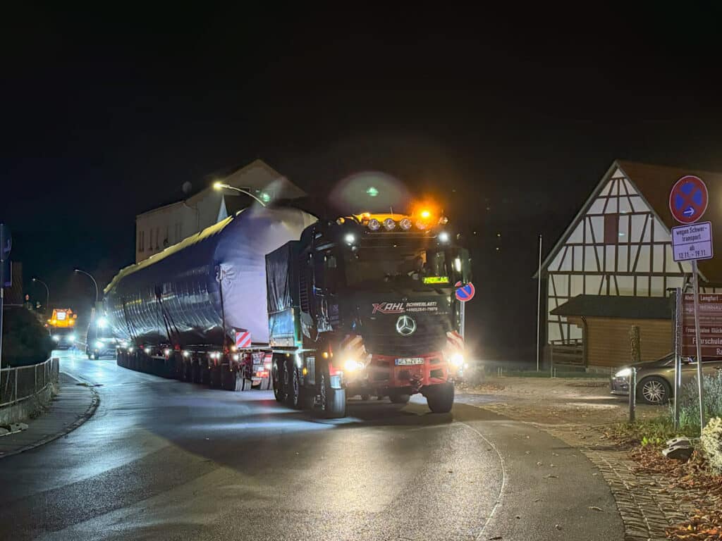 On-carriage of the tanks to the construction site by night On-carriage of the tanks to the construction site by night