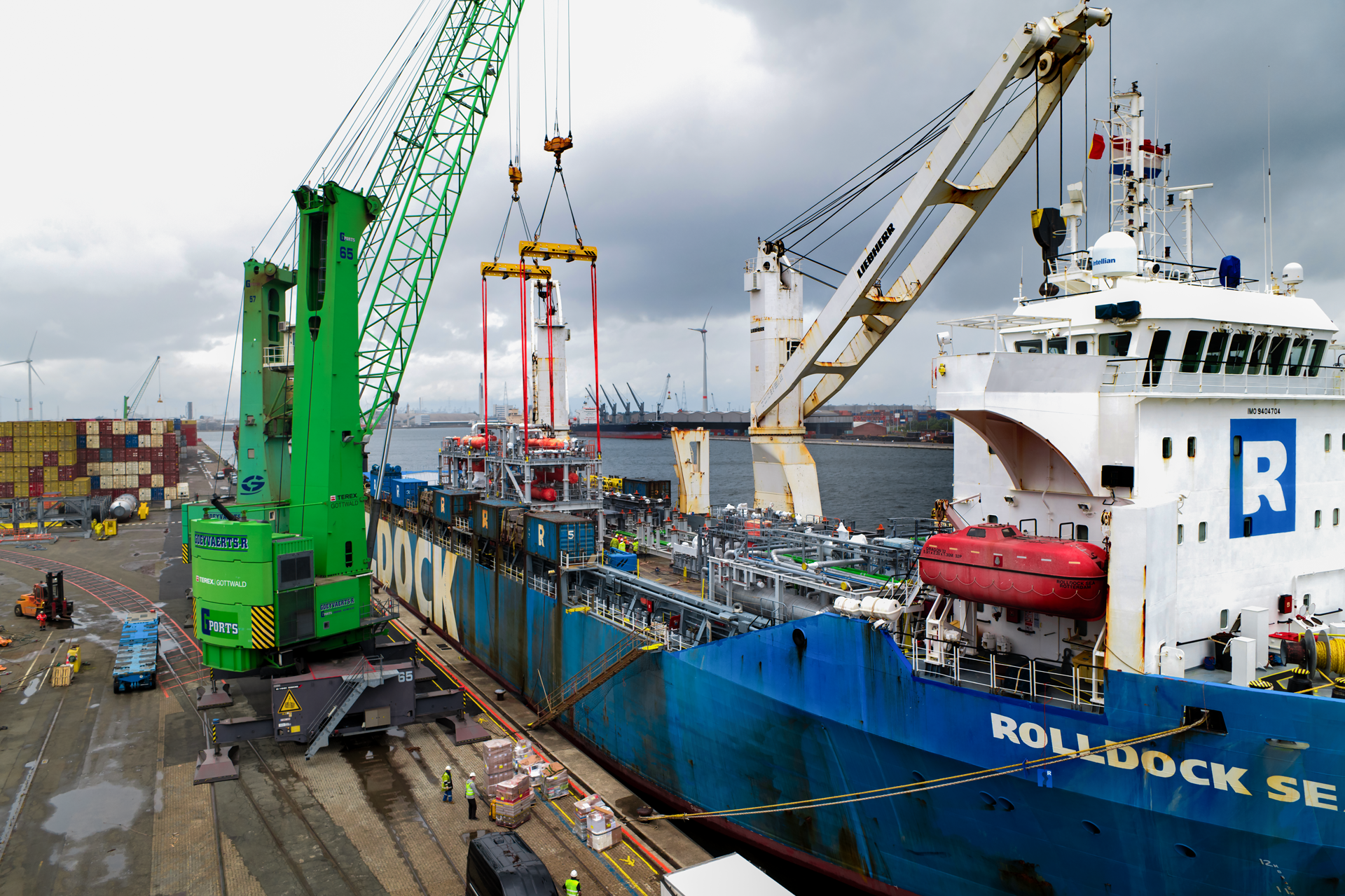 discharging_operations_at_the_port_of_antwerp_belgium_2 Discharging operations at the Port of Antwerp, Belgium