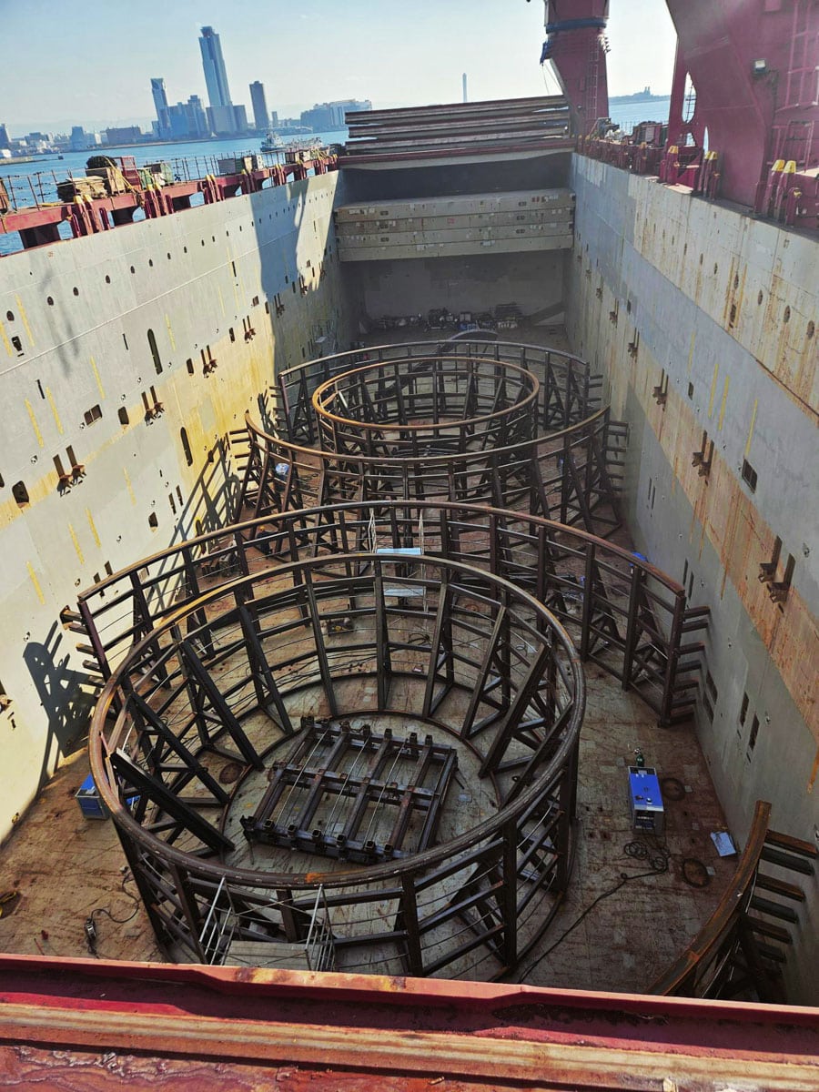 Installation of two static tanks in the cargo hold Installation of two static tanks in the cargo hold