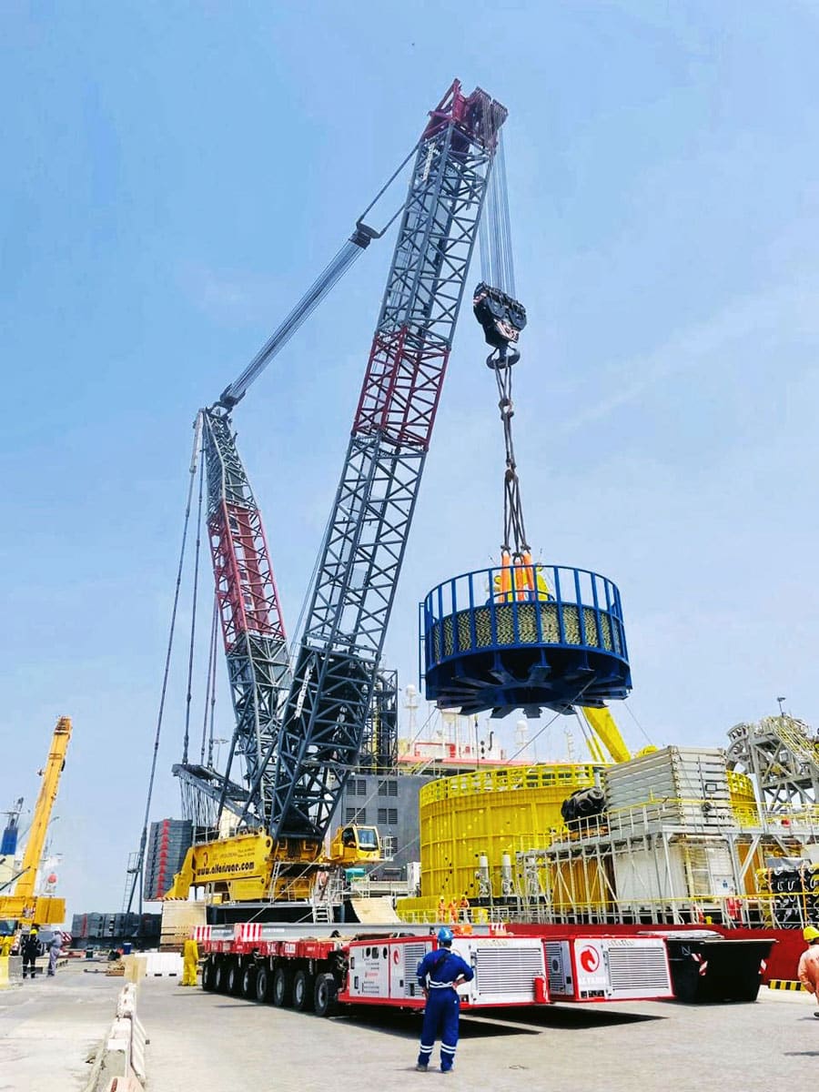 Lifting of the FO cables by mobile crane at the Port of Abu Dhabi, UAE Lifting of the FO cables by mobile crane at the Port of Abu Dhabi, UAE
