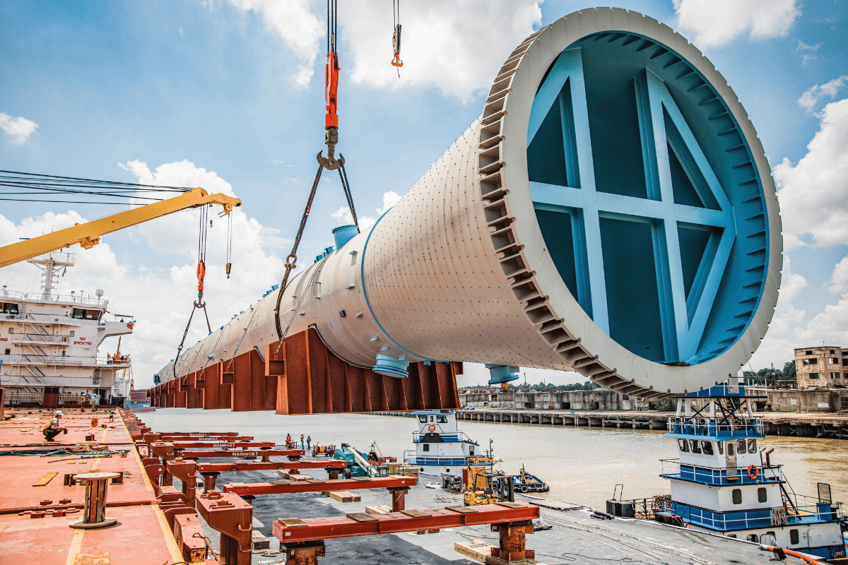 Delivery of a C6 column, lights tower and primary fractionator for a chemical expansion project in Houston, Texas, USA Delivery of a C6 column, lights tower and primary fractionator for a chemical expansion project in Houston, Texas, USA