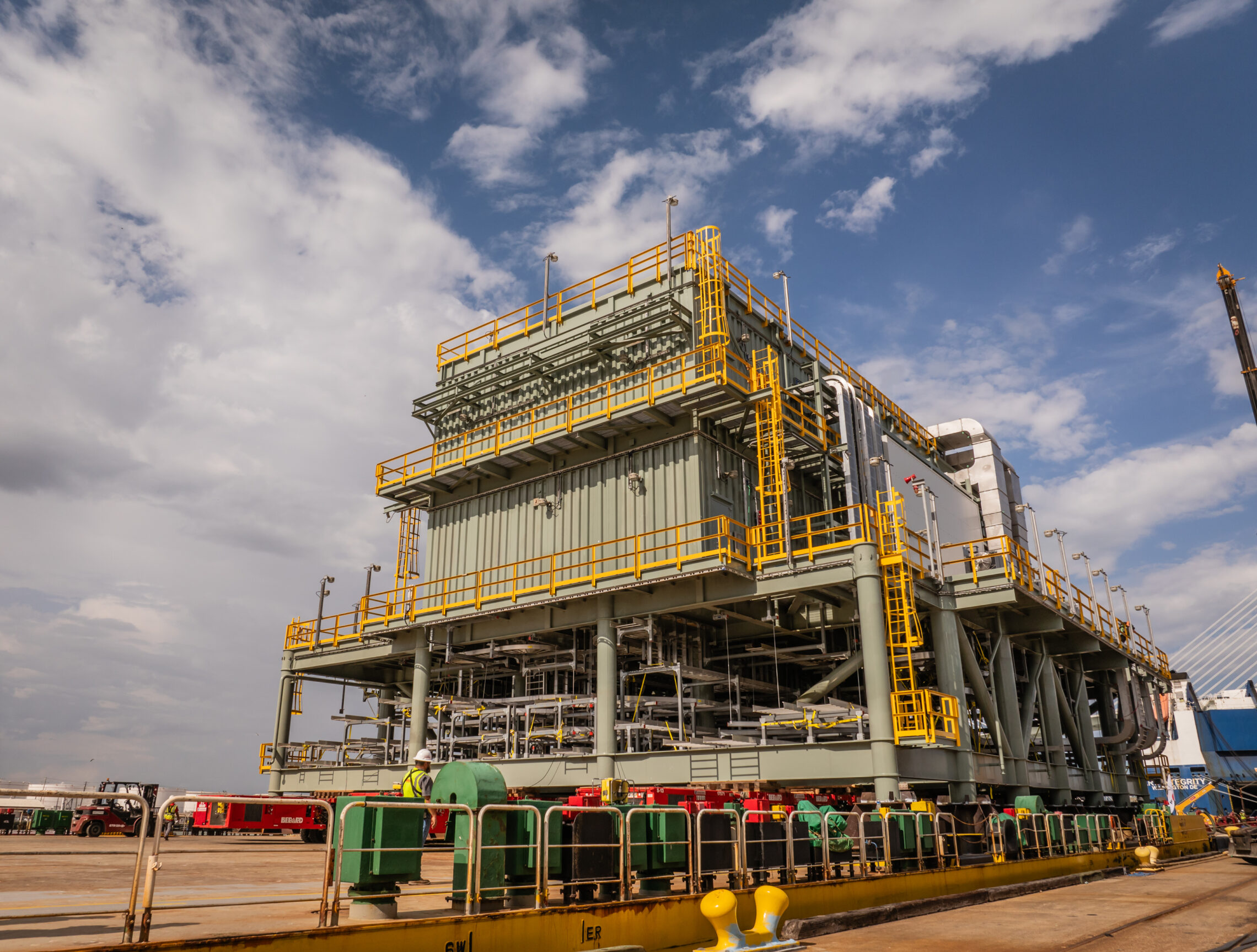 Transfer of the over 25,778 CBM module from the barge to the deck carrier at the Port of Corpus Christi, Texas, USA Transfer of the over 25,778 CBM module from the barge to the deck carrier at the Port of Corpus Christi, Texas, USA