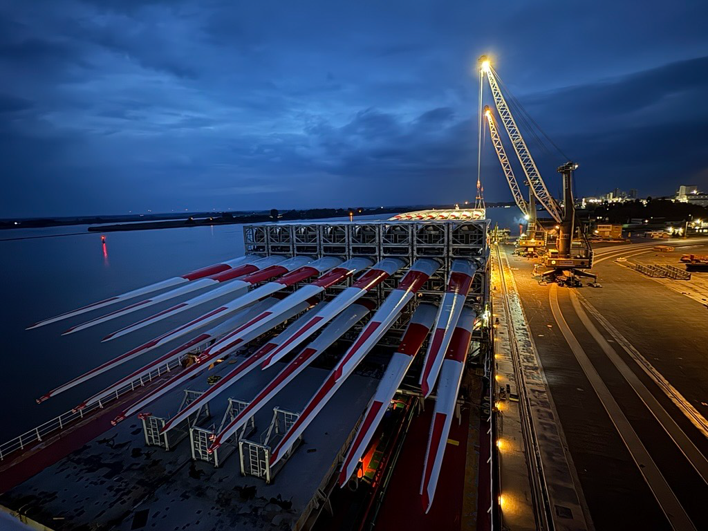 Loading of Wind Blades at the Port of Brake
