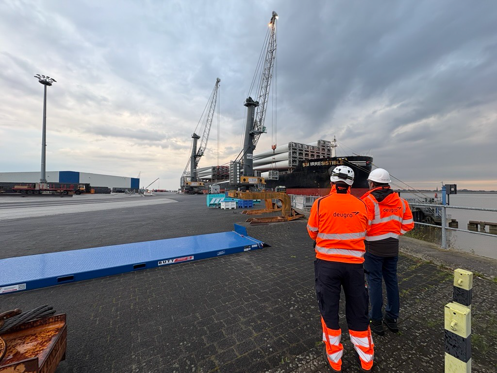 Loading of Wind Blades at the Port of Brake