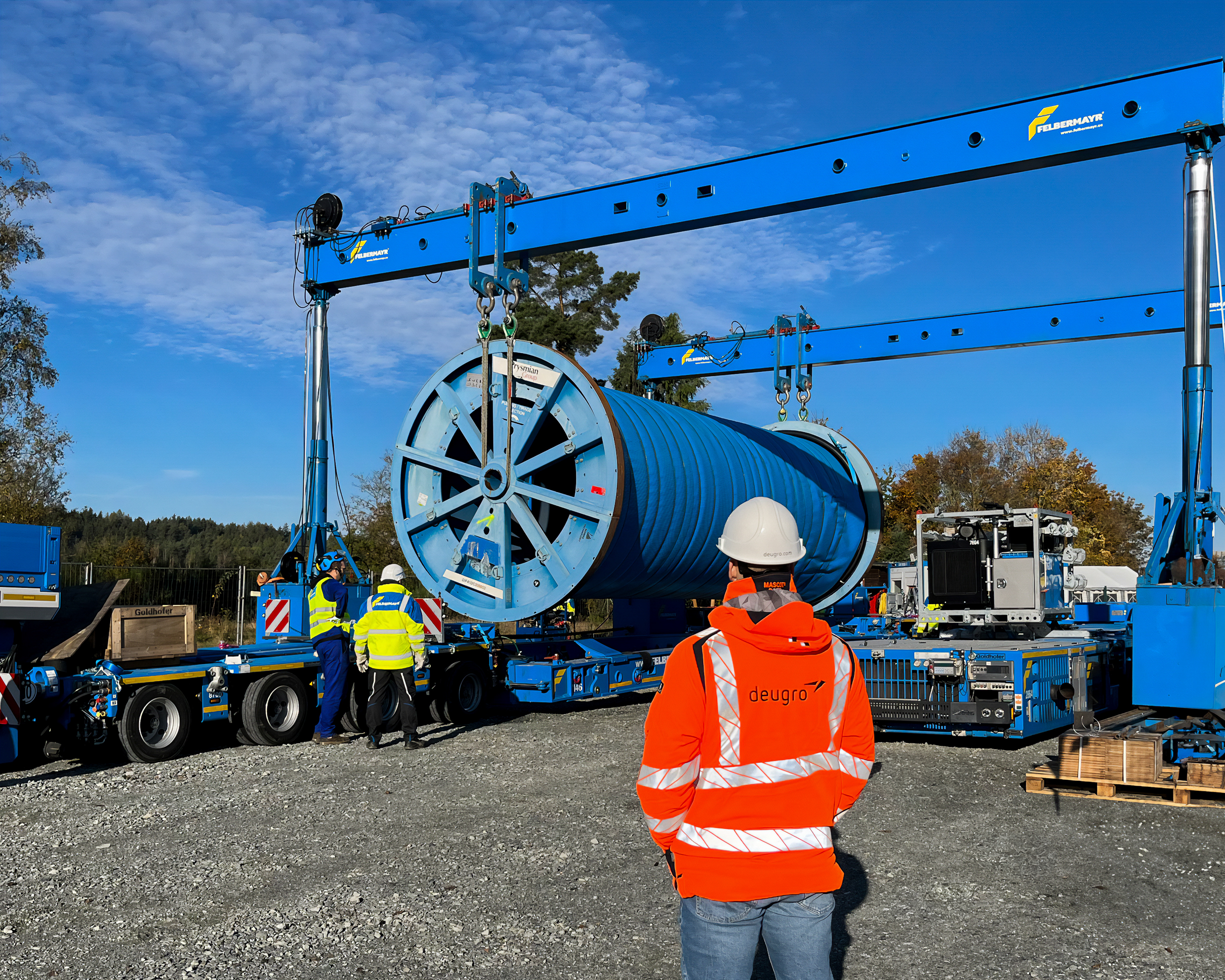 SuedOstLink, Cable drum reloading from a long to a short vehicle at one of the reloading locations