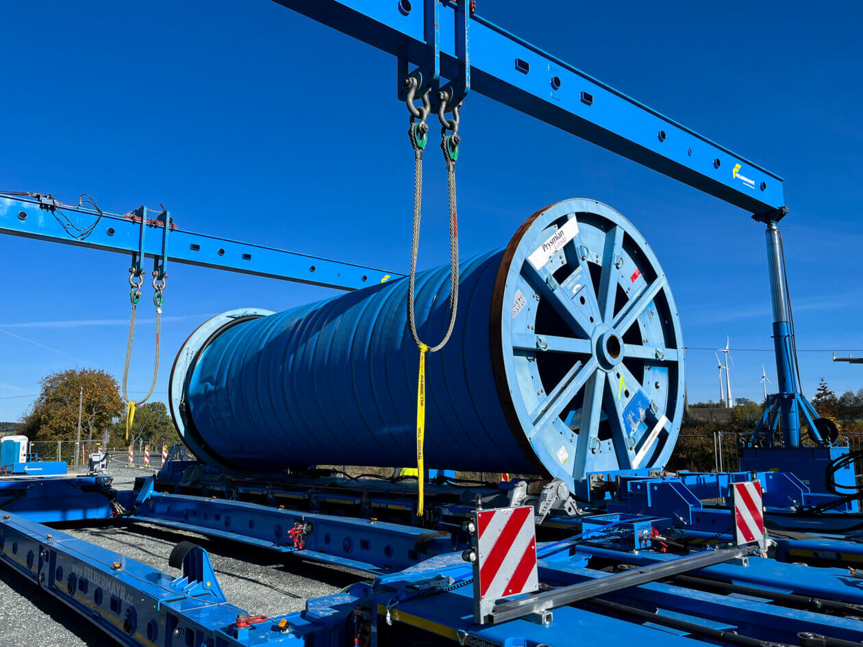 SuedOstLink, Cable drum reloading from a long to a short vehicle at one of the reloading locations