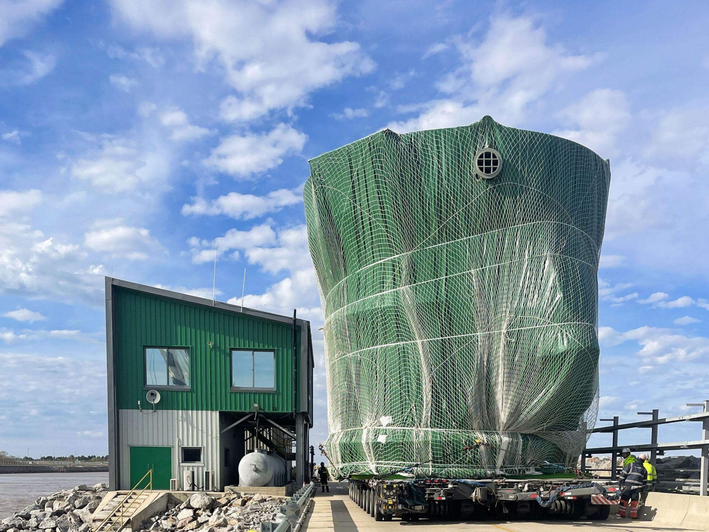 Centimeter-accurate maneuvering of the oversized cargo on its on-carriage to the construction site