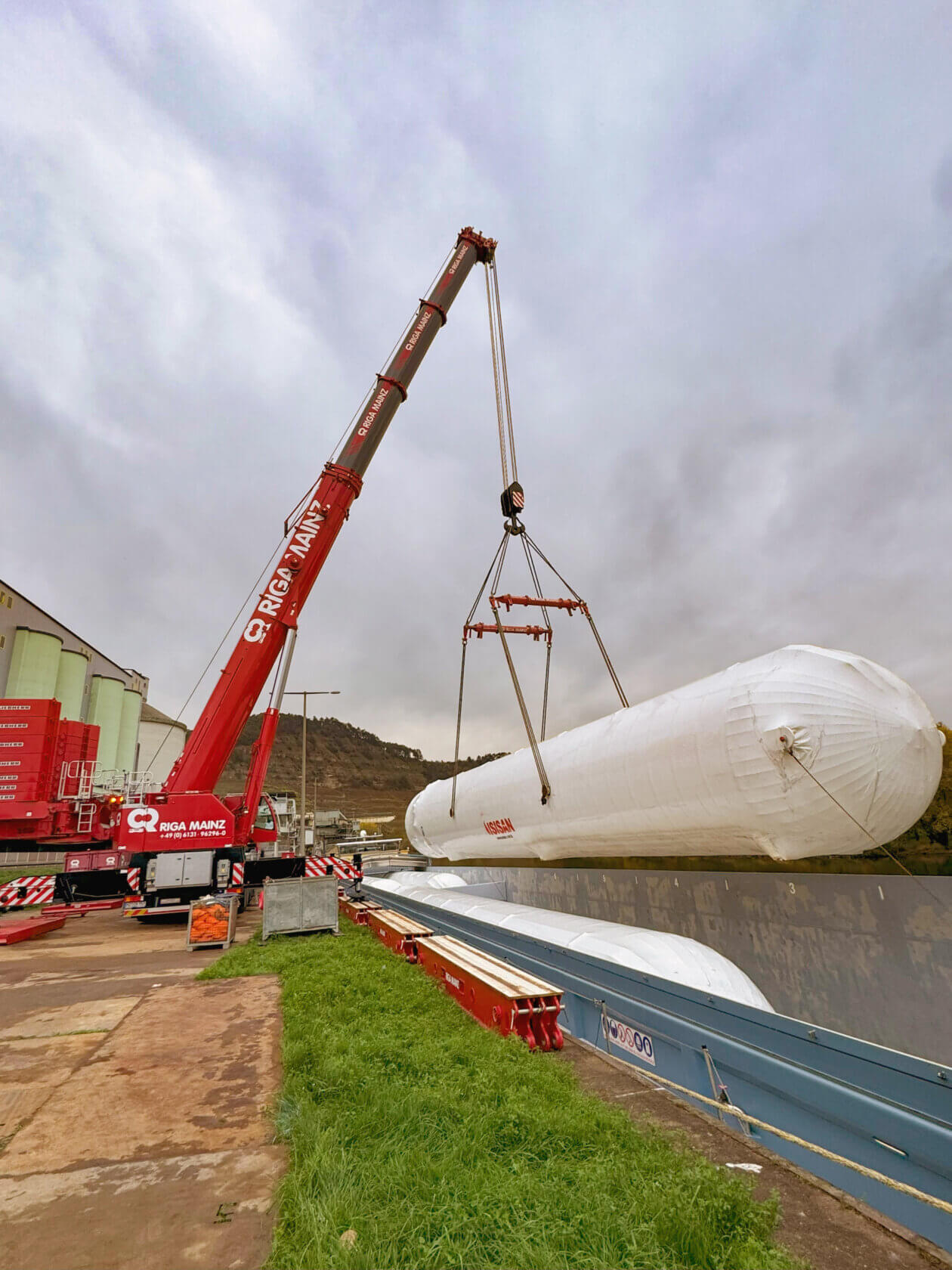 Carbon Capture and Utilization (CCU) Facility in the Cement Industry, Direct discharge of the tanks from the barges onto trailers by mobile crane at the Lengfurt private jetty