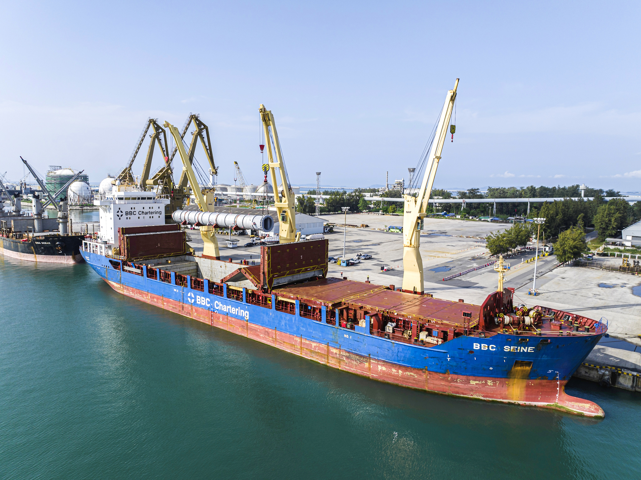 deugro Thailand Delivers Critical Reactors for Sustainable Fuel Production Unit, Discharge operations of the reactors at the Port of Map Ta Phut, Thailand