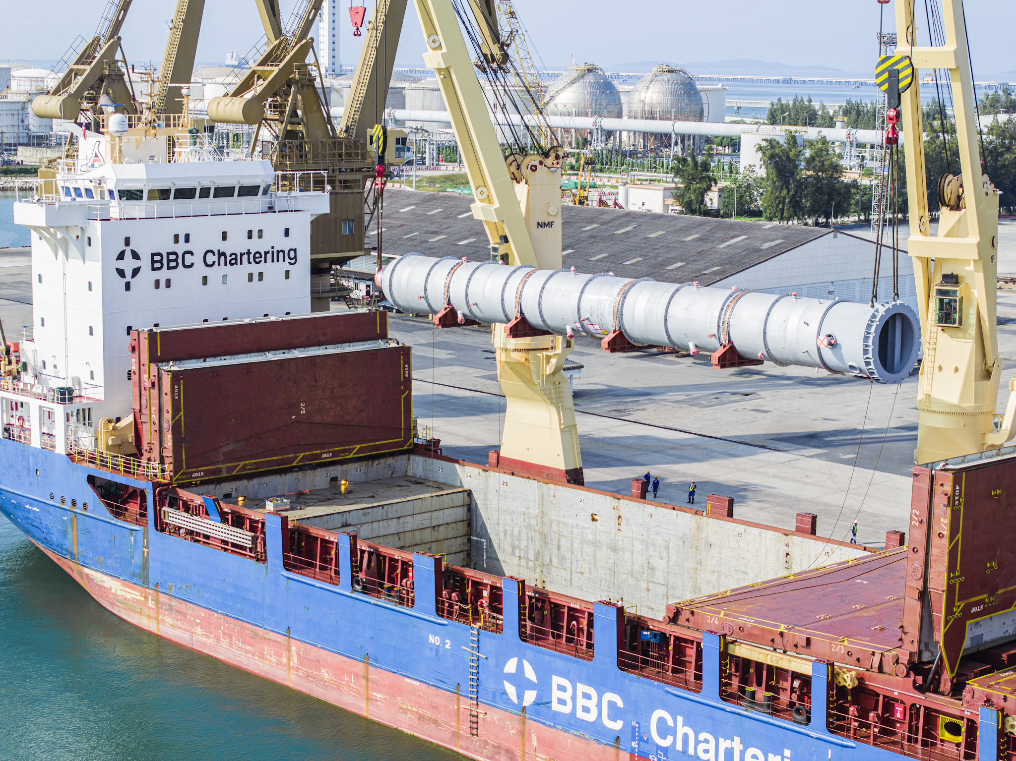 deugro Thailand Delivers Critical Reactors for Sustainable Fuel Production Unit, Discharge operations of the reactors at the Port of Map Ta Phut, Thailand