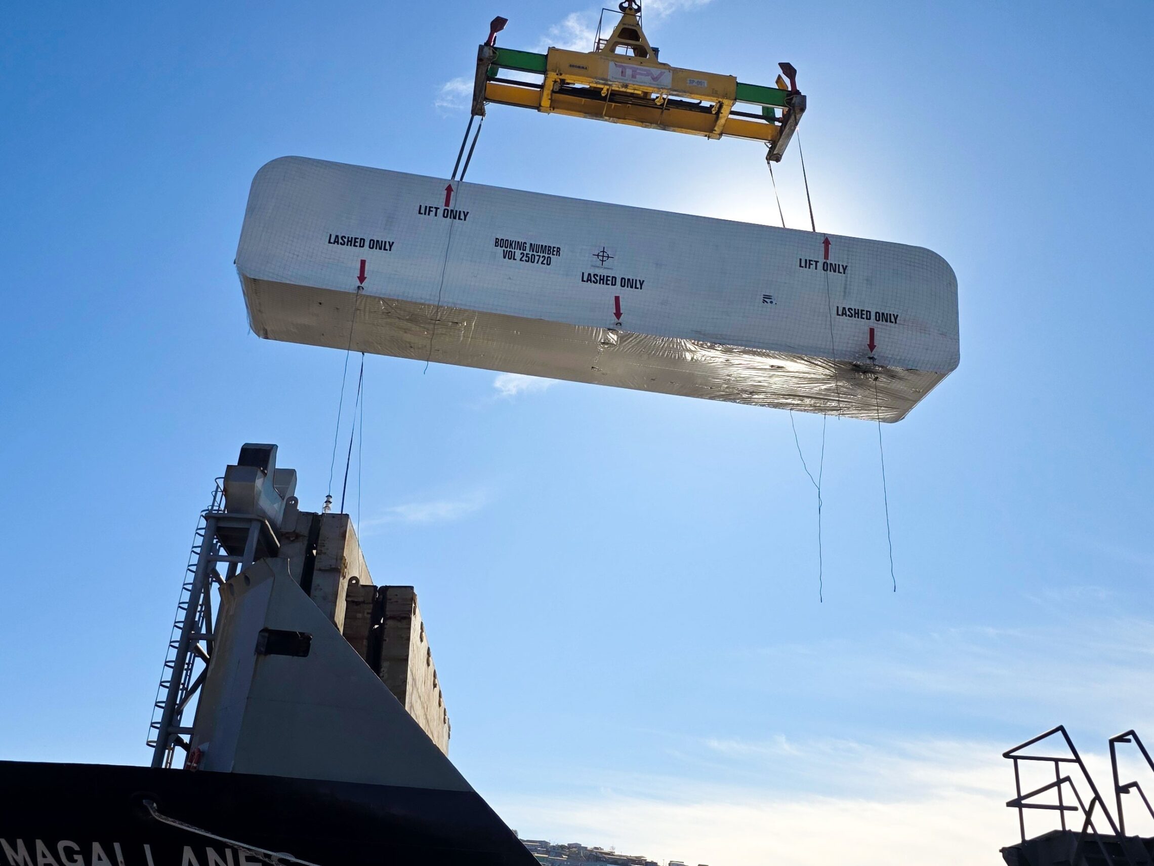 discharge_at_the_port_of_valparaiso_chile_1 Discharge of the over 18 m, 30 MT LNG service station at the Port of Valparaíso, Chile