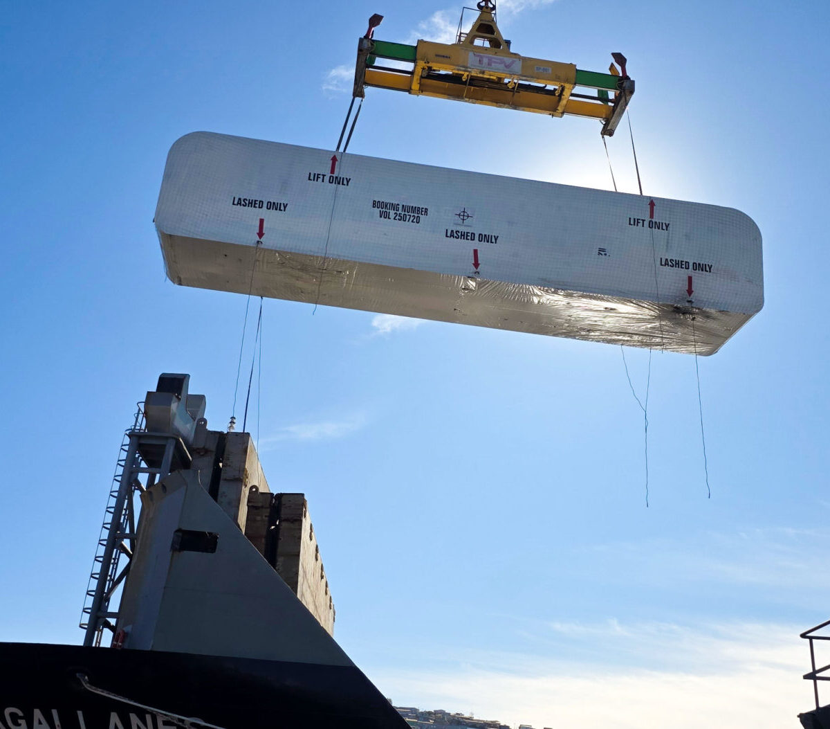 Discharge of the over 18 m, 30 MT LNG service station at the Port of Valparaíso, Chile