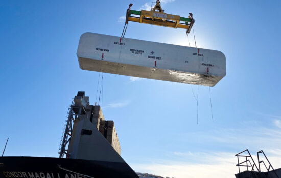 Discharge of the over 18 m, 30 MT LNG service station at the Port of Valparaíso, Chile