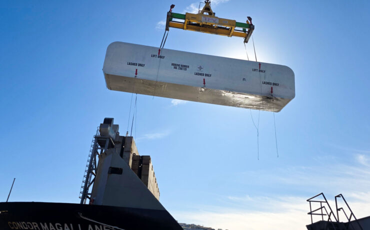 Discharge of the over 18 m, 30 MT LNG service station at the Port of Valparaíso, Chile