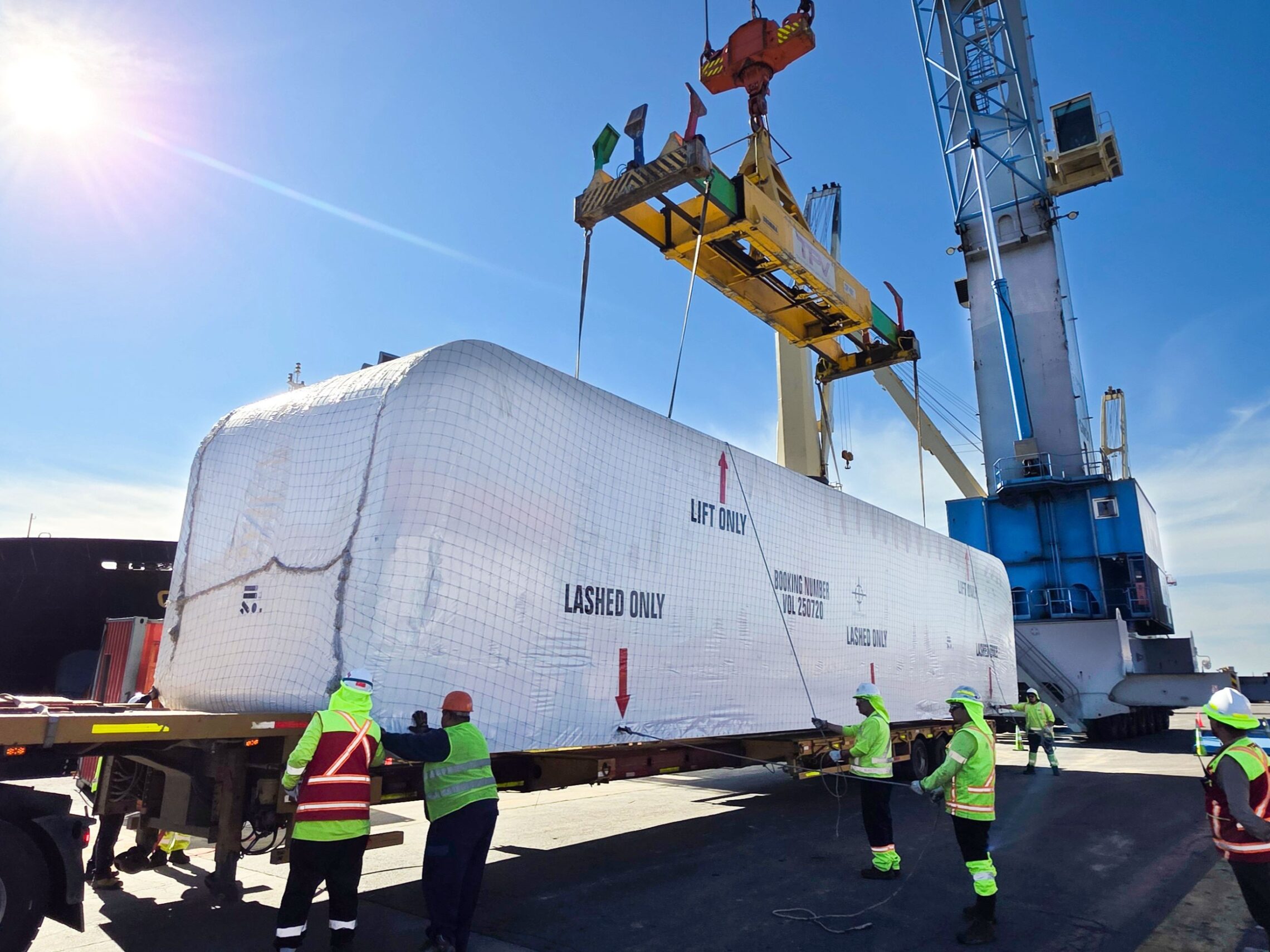 discharge_at_the_port_of_valparaiso_chile_2 Discharge of the over 18 m, 30 MT LNG service station at the Port of Valparaíso, Chile