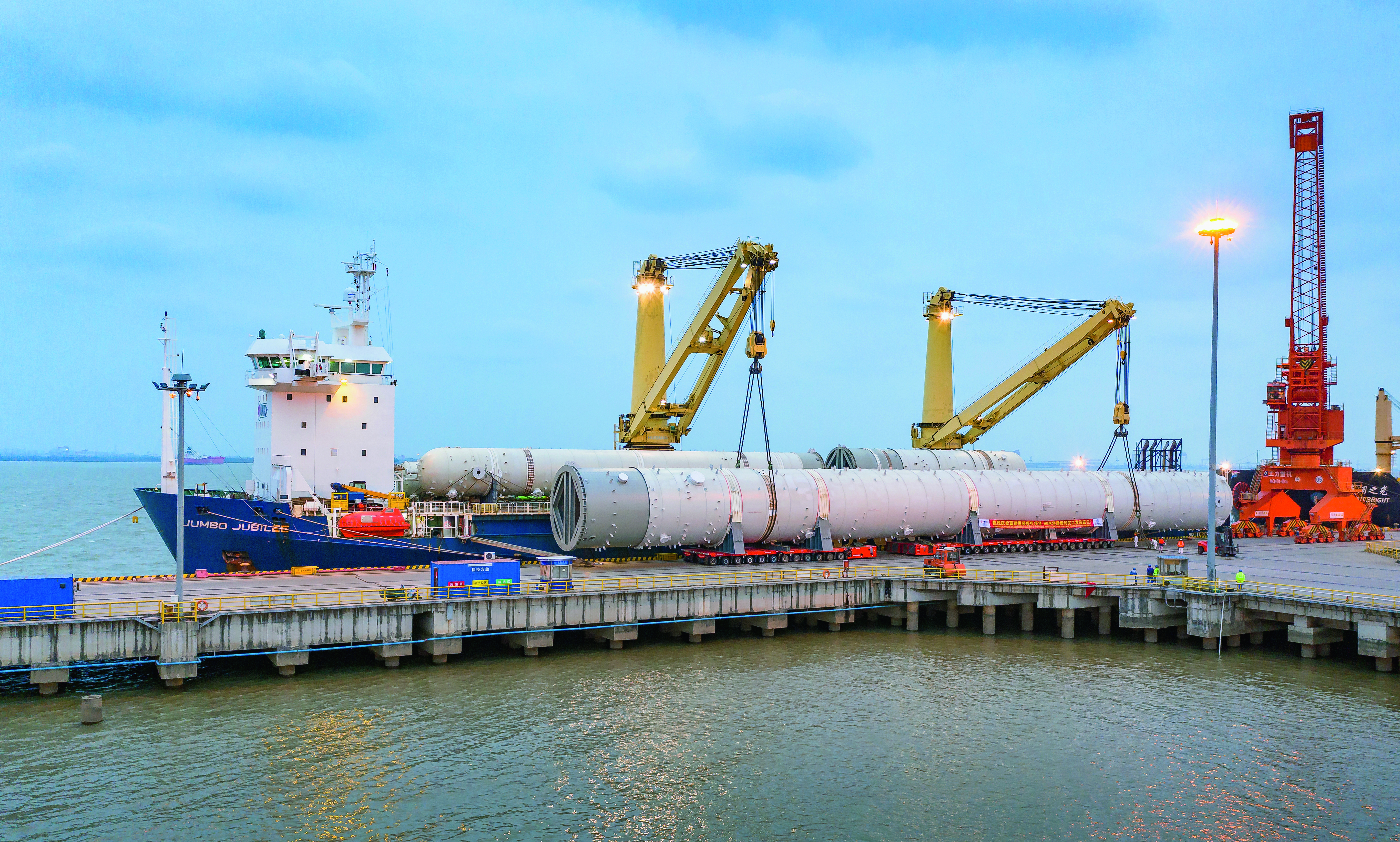 EGAT Project, Loading of the 96-meter-long propylene-propane splitter at the Port of Zhangjiagang, China