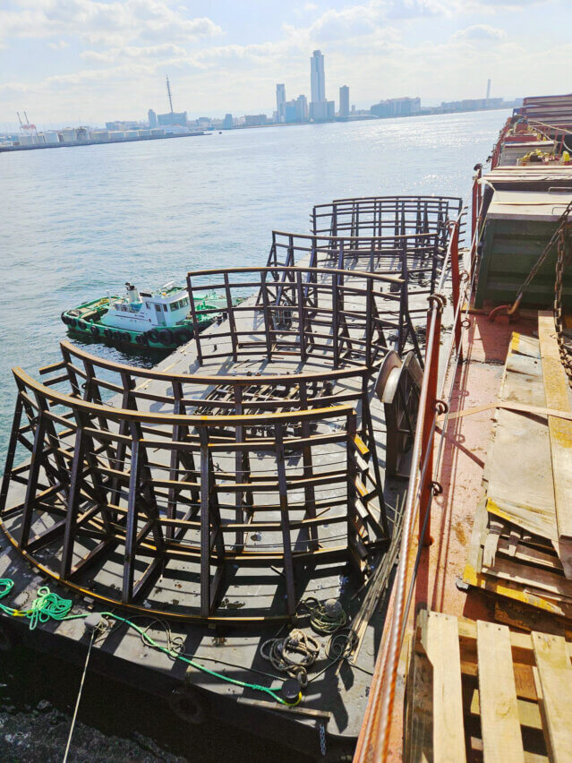 Installation of two static tanks in the cargo hold