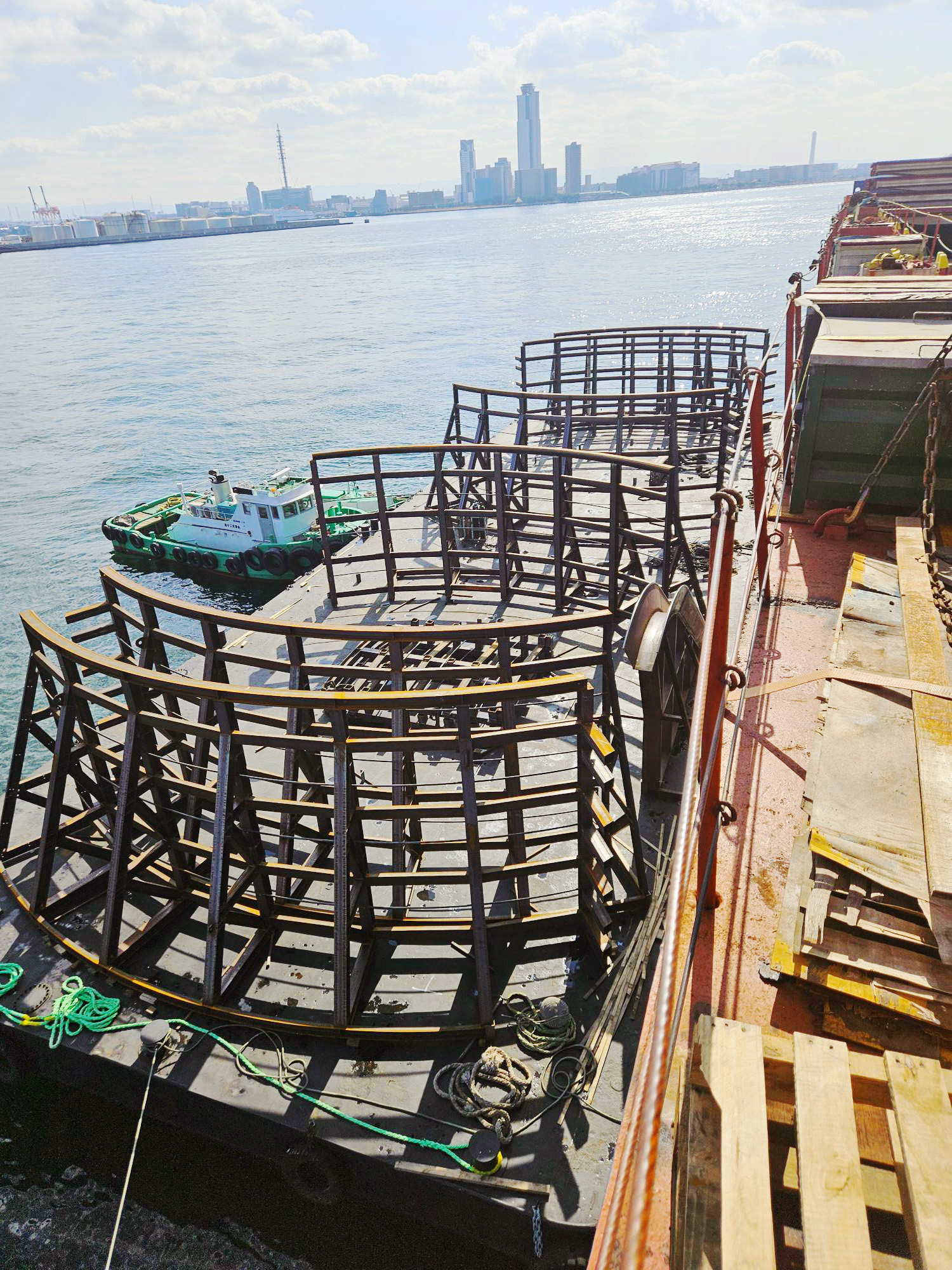 Installation of two static tanks in the cargo hold