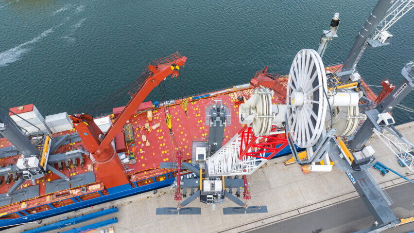 Lifting of a Liebherr LHM 550 crane at the Port of Rostock, Germany
