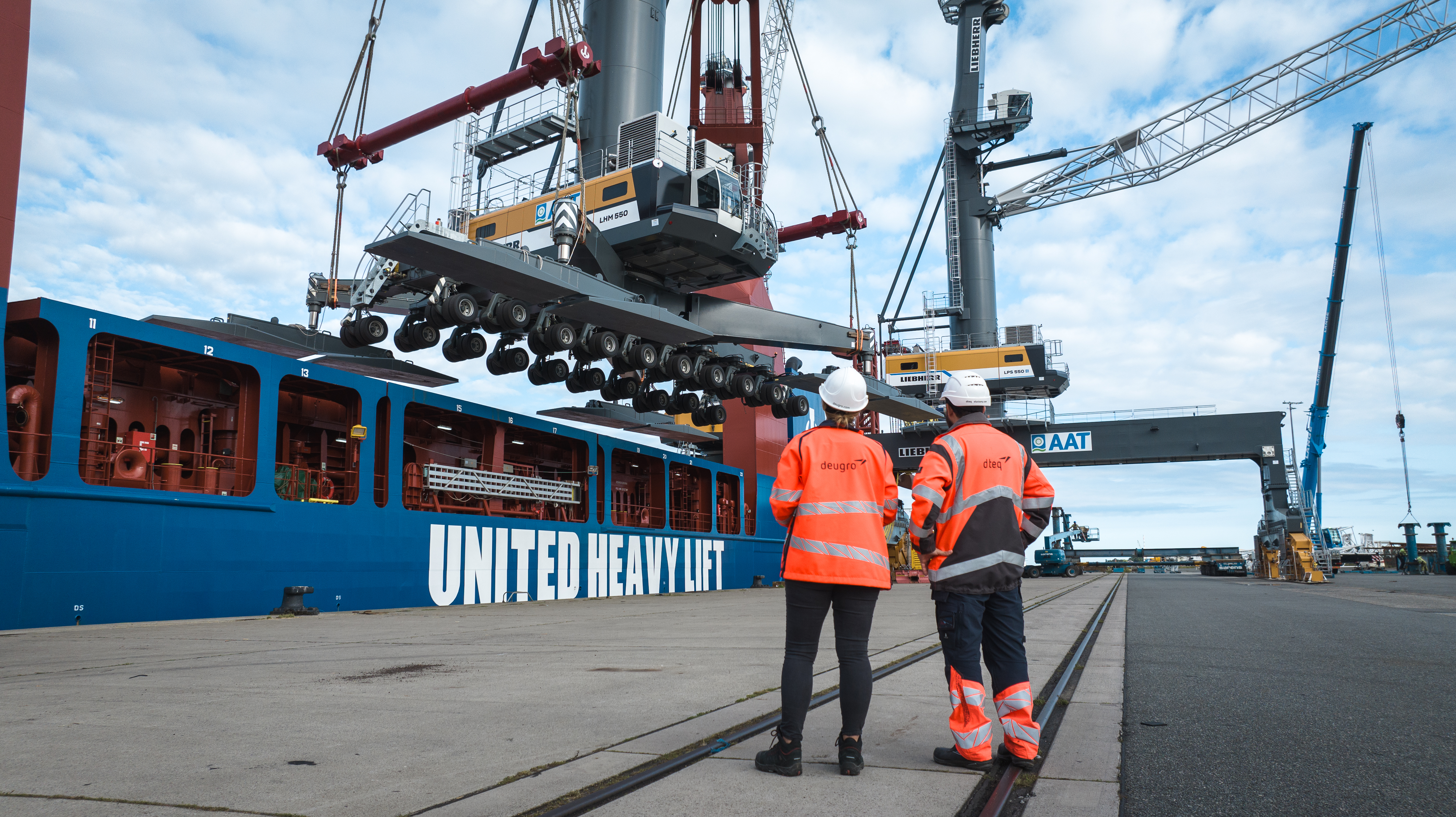 Lifting of a Liebherr LHM 550 crane at the Port of Rostock, Germany