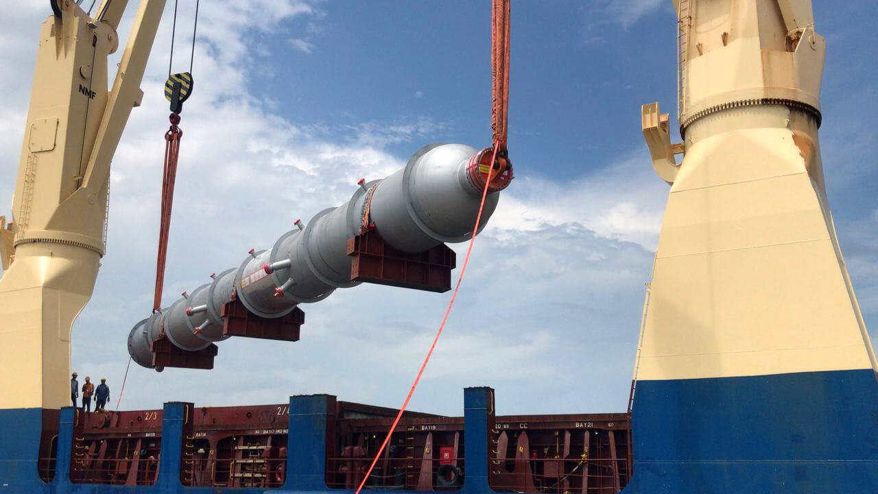 deugro Thailand Delivers Critical Reactors for Sustainable Fuel Production Unit, Loading operations of the reactors at Port Klang, Malaysia