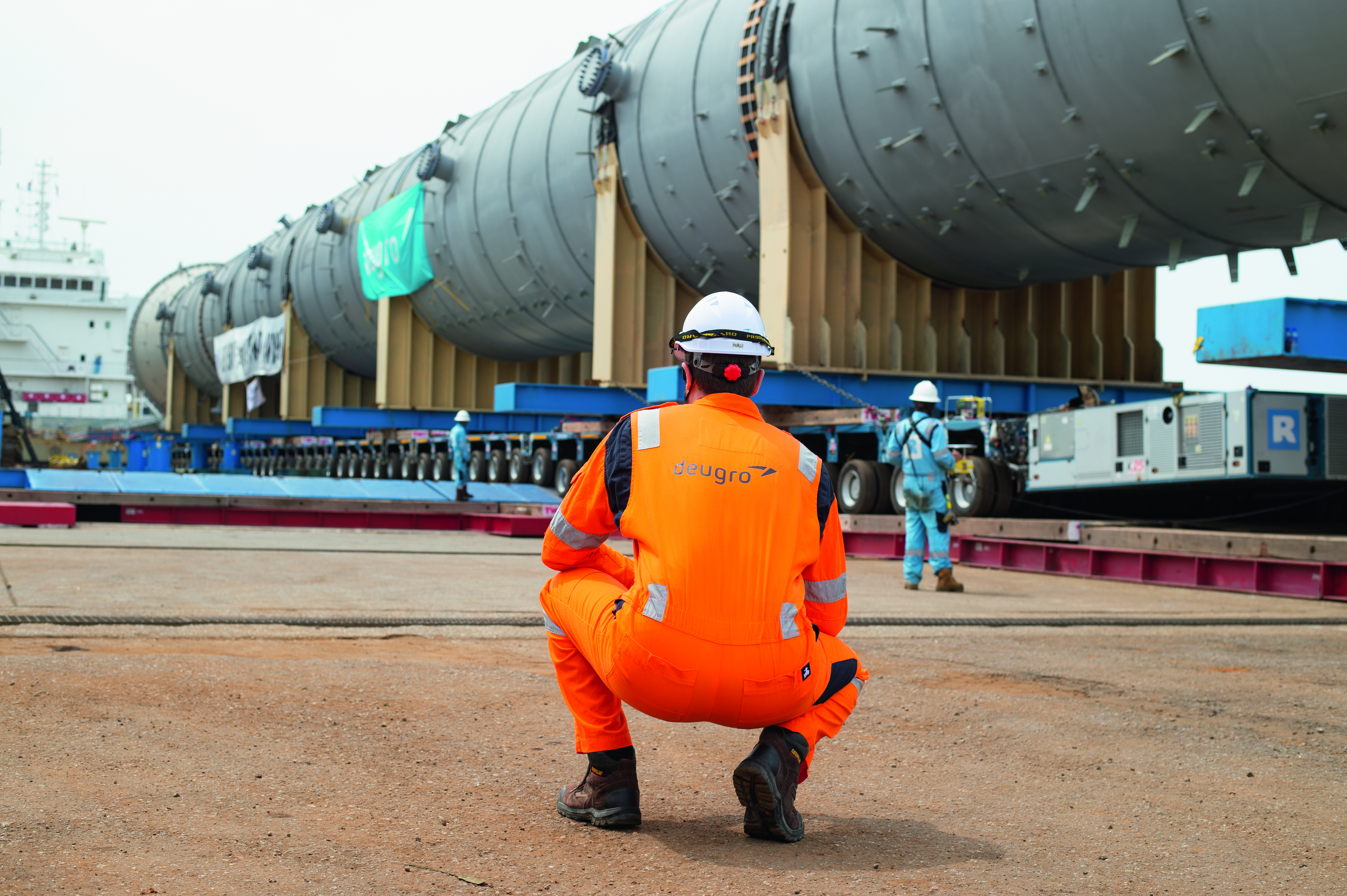 Long Son A1 – Olefins Plant Project, Roll-on operation of the nearly 100 m C3 tower at Kuantan Port, Malaysia