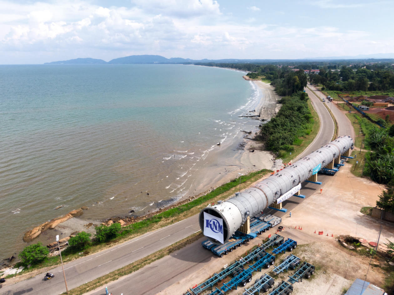 Long Son A1 – Olefins Plant Project, The 6 km journey of the nearly 100 m C3 tower from the production yard in the Gebeng industrial area in Kuantan, Malaysia to Kuantan Port