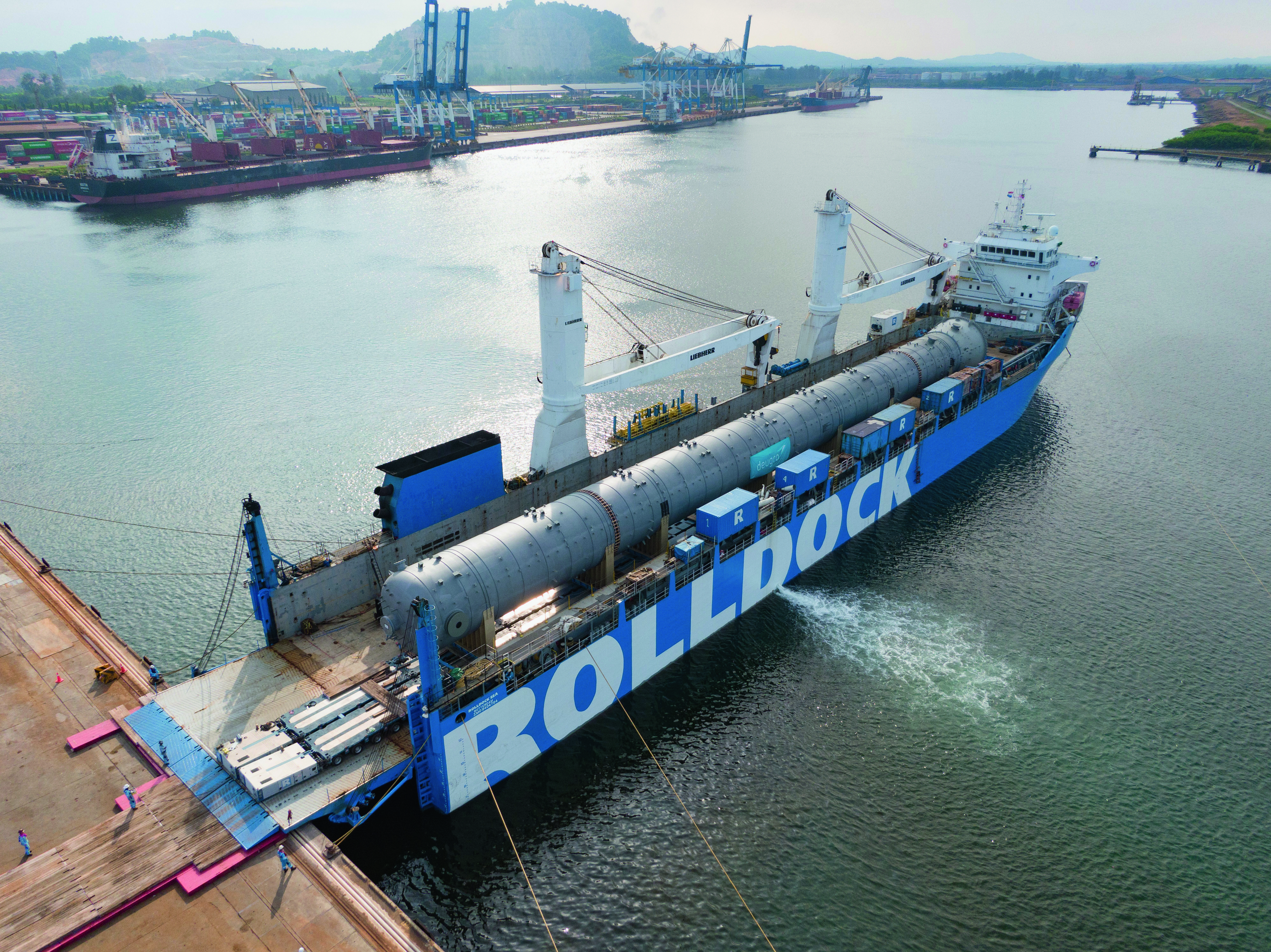 Long Son A1 – Olefins Plant Project, Roll-on operation of the nearly 100 m C3 tower at Kuantan Port, Malaysia