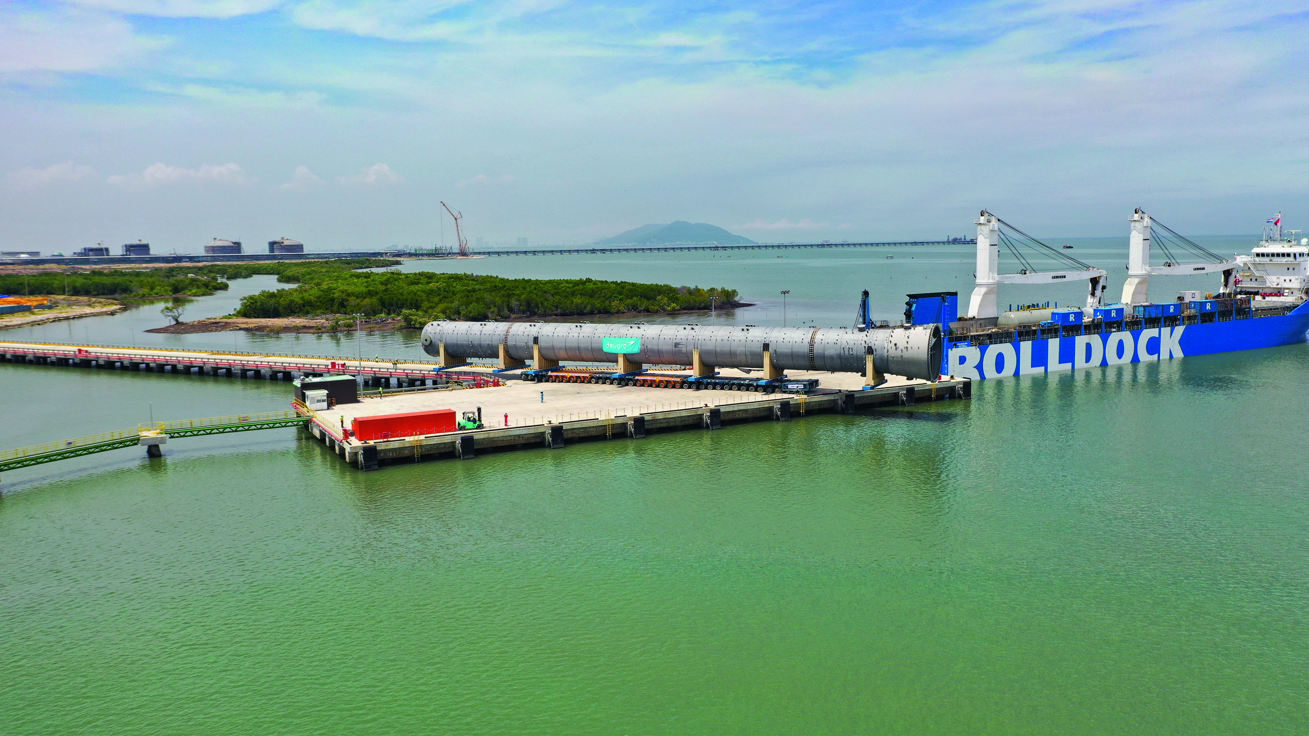 Long Son A1 Olefins Plant Project in Vietnam, Maneuvering of the nearly 100 m C3 tower on the construction jetty with centimeter precision