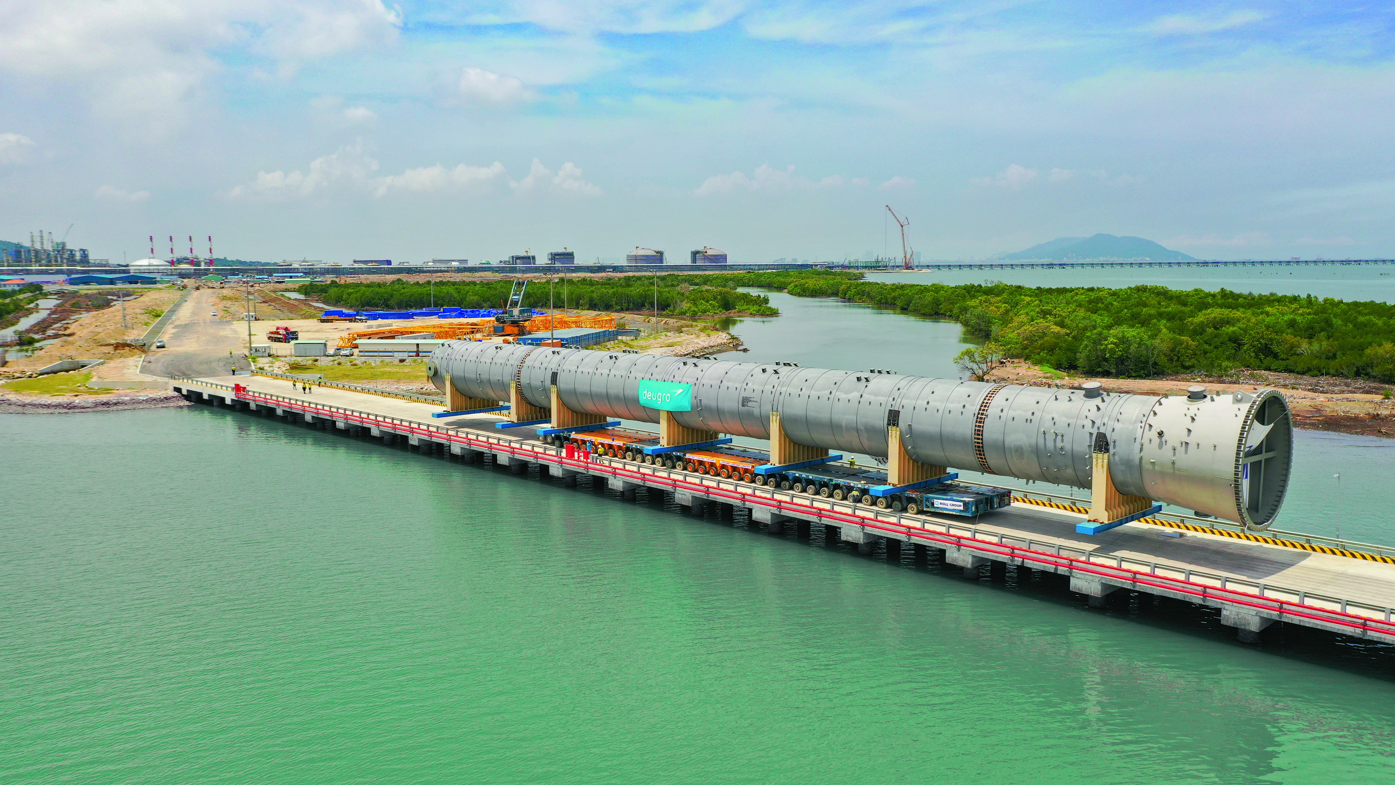 Long Son A1 – Olefins Plant Project, Maneuvering of the nearly 100 m C3 tower on the construction jetty with centimeter precision
