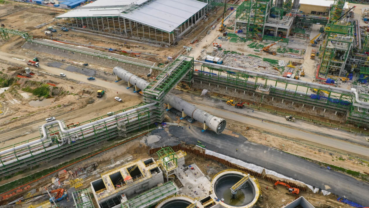 Long Son A1 Olefins Plant Project in Vietnam, Centimeter-wise navigation of the nearly 100 m C3 tower underneath an extremely tight pipe rack on the construction site