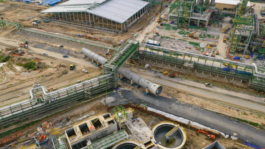 Long Son A1 Olefins Plant Project in Vietnam, Centimeter-wise navigation of the nearly 100 m C3 tower underneath an extremely tight pipe rack on the construction site