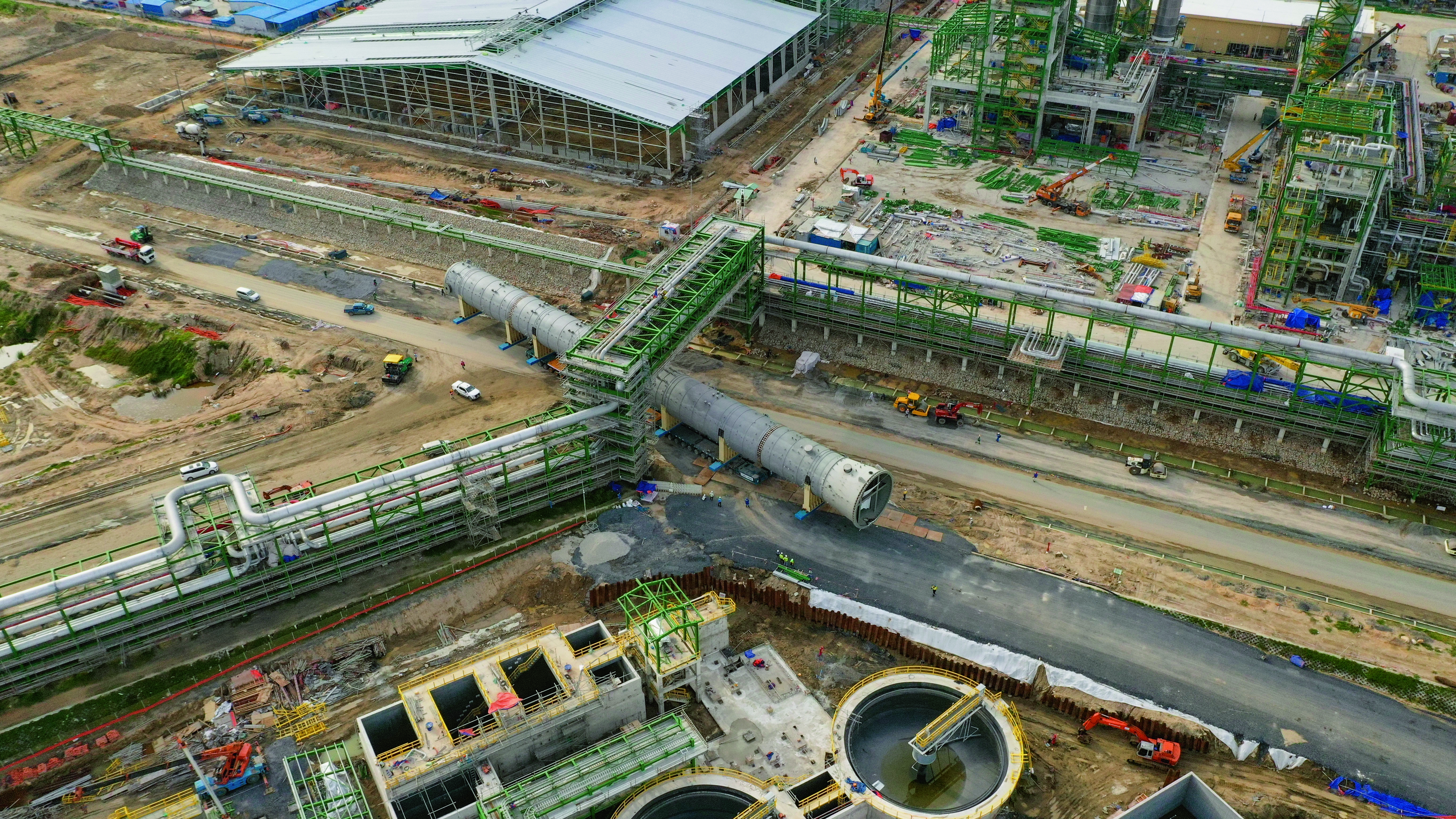 Long Son A1 Olefins Plant Project in Vietnam, Centimeter-wise navigation of the nearly 100 m C3 tower underneath an extremely tight pipe rack on the construction site