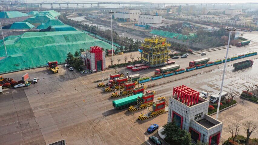 FPSO Project, Maneuvering on the road of oversized CO2 Removal System on the SPMTs, removing gates at the toll station, Rizhao, China