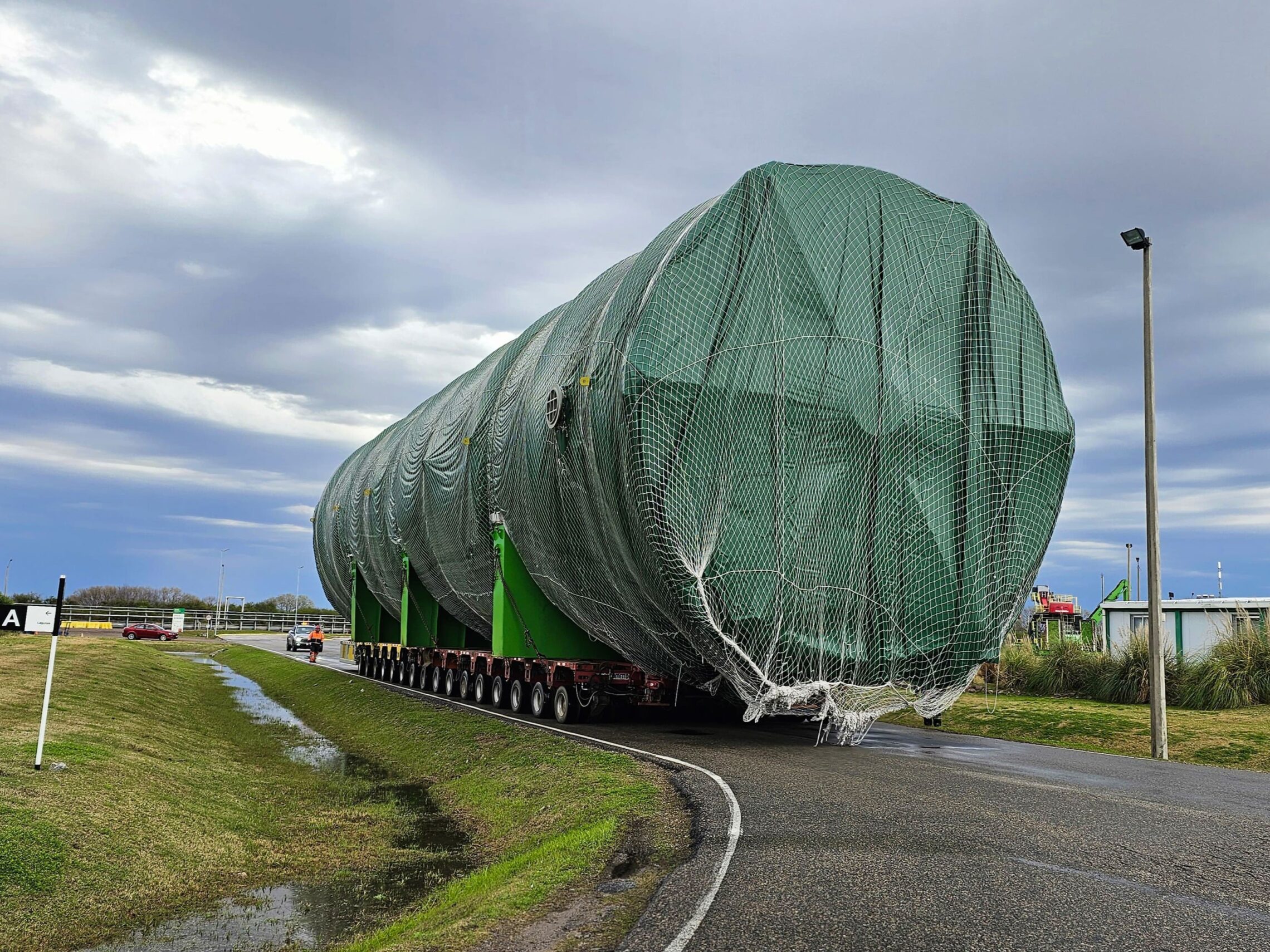 The cargo on its 2 km on-carriage to the construction site
