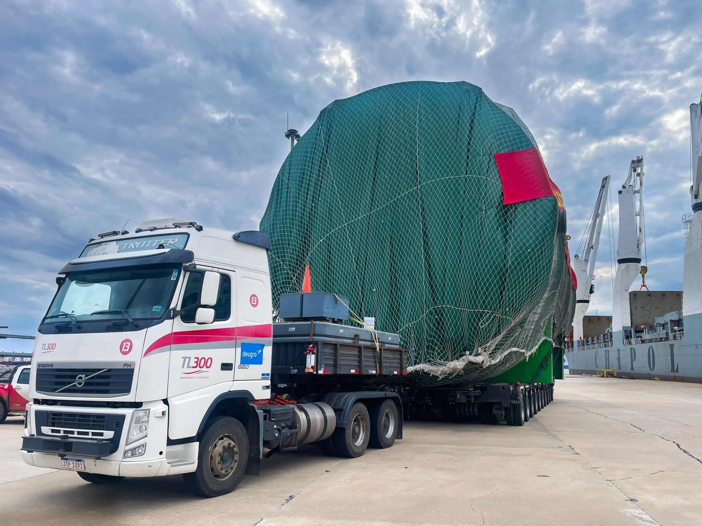 The cargo starting its 2 km on-carriage to the construction site