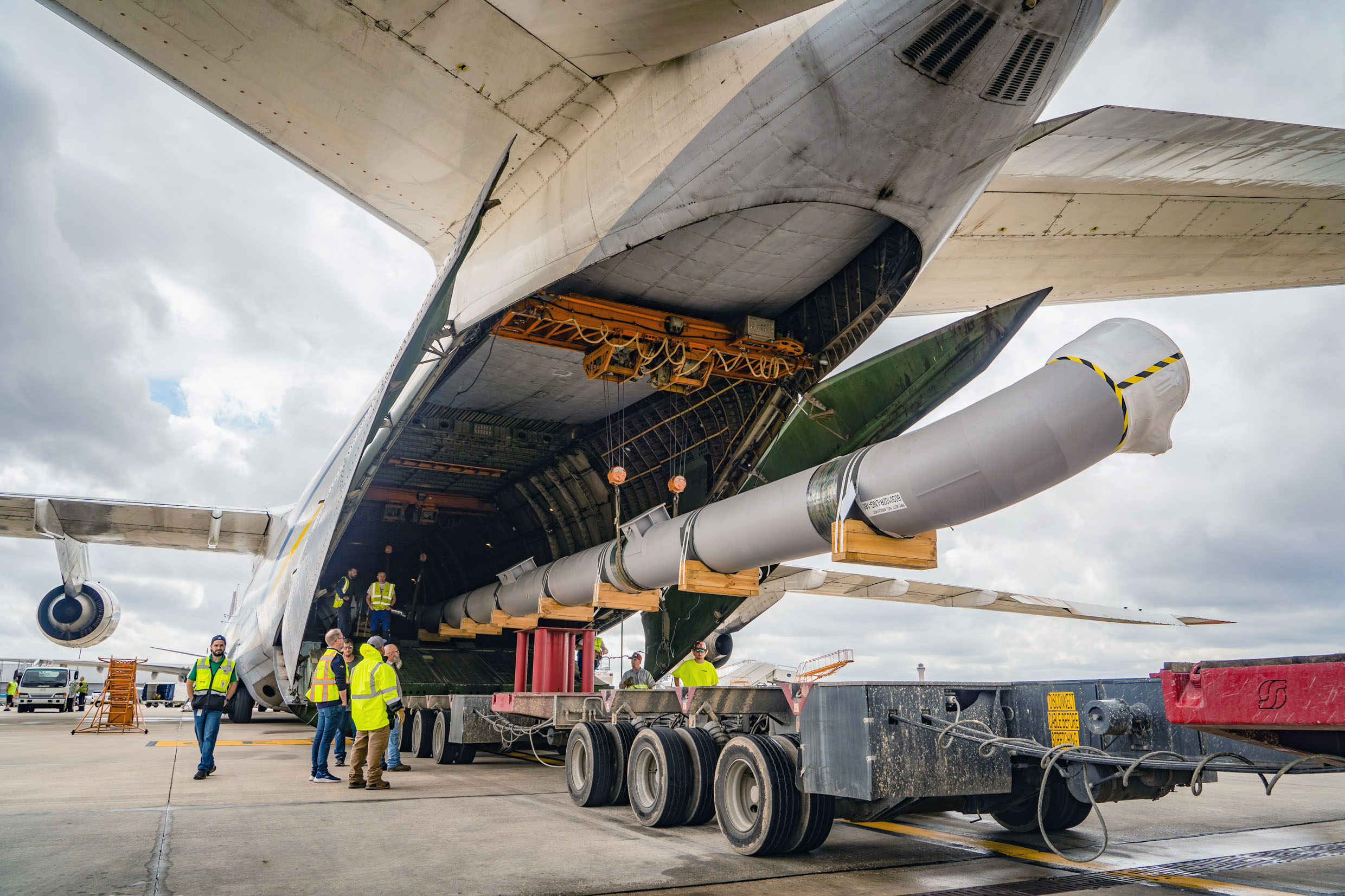 Nine Urgent Air Charters between Thailand and the USA: Unloading operations directly onto trailers at Houston Airport, USA