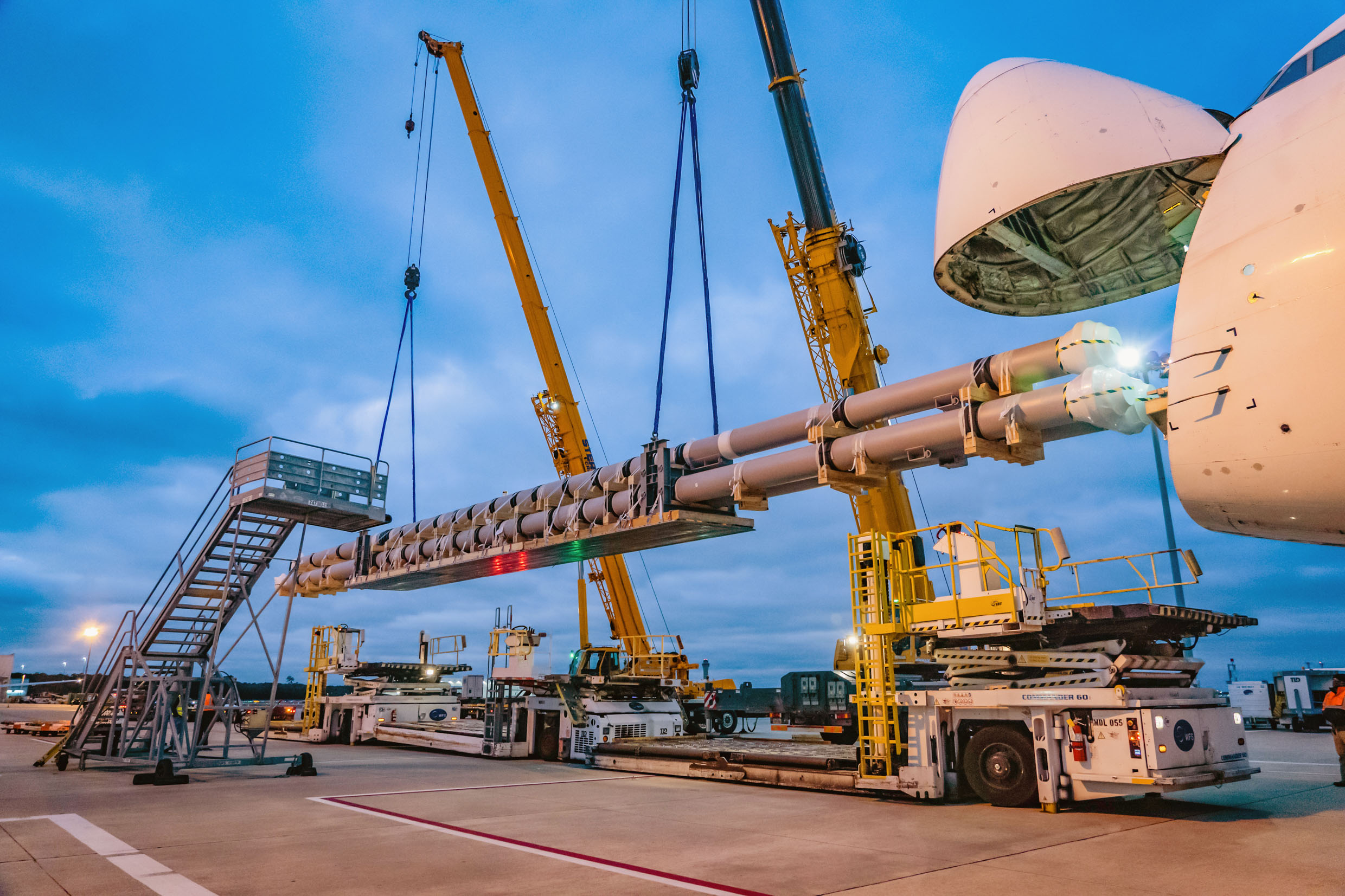 Nine Urgent Air Charters between Thailand and the USA: Unloading operations directly onto trailers at Houston Airport, USA
