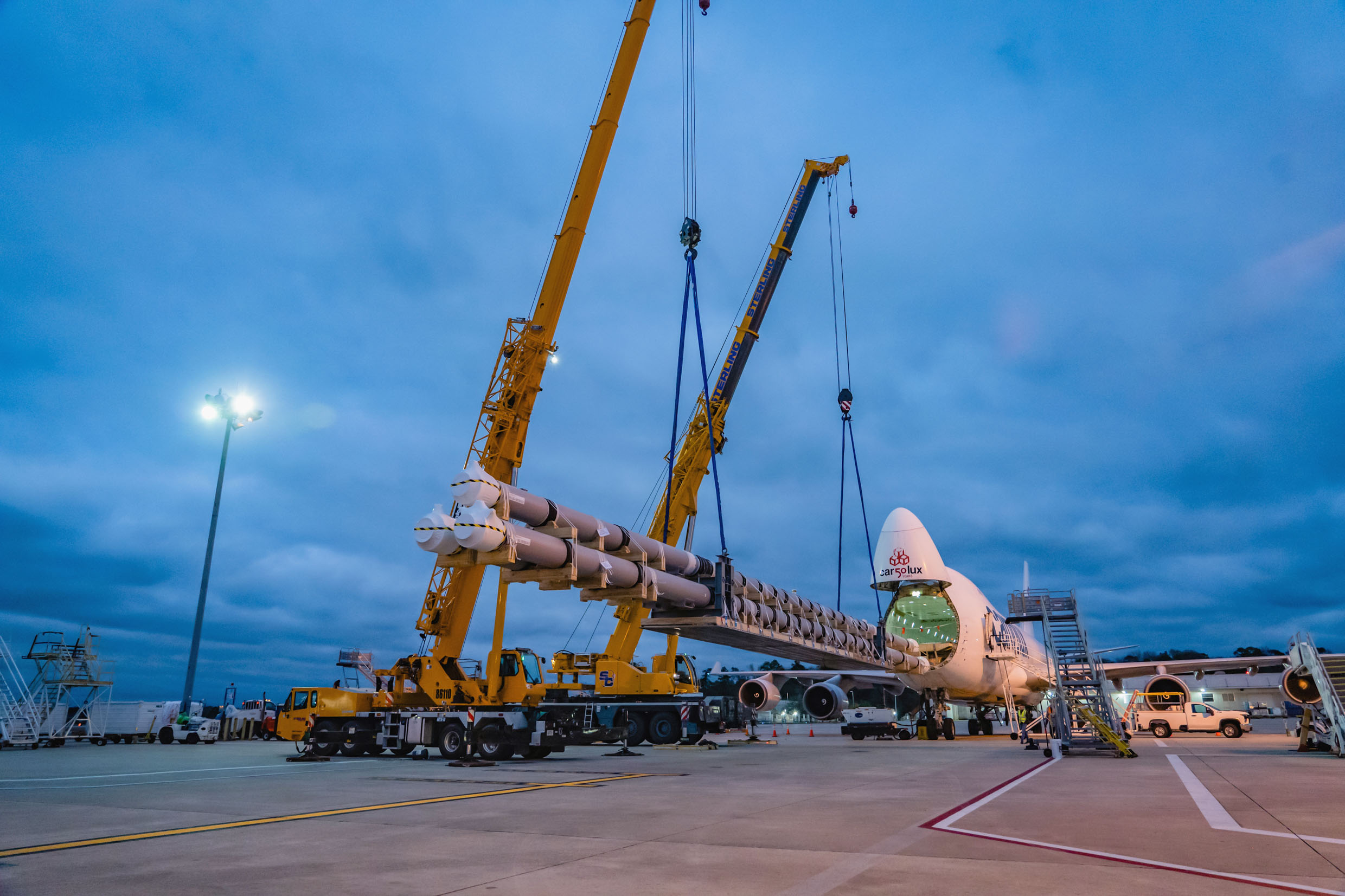 Nine Urgent Air Charters between Thailand and the USA: Unloading operations directly onto trailers at Houston Airport, USA
